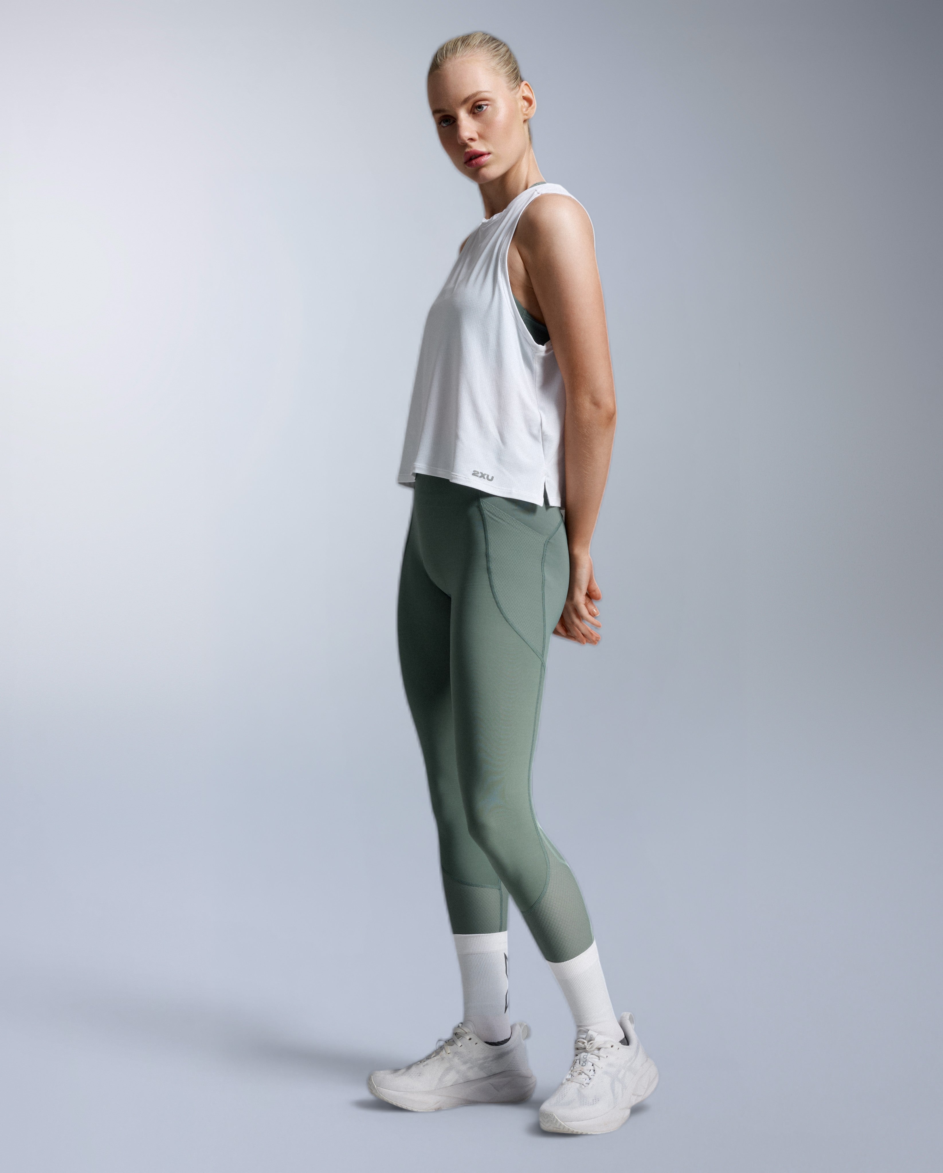 2xu-aero-trail-tank-top-damen-chalk-rmellos-upf50 image 1