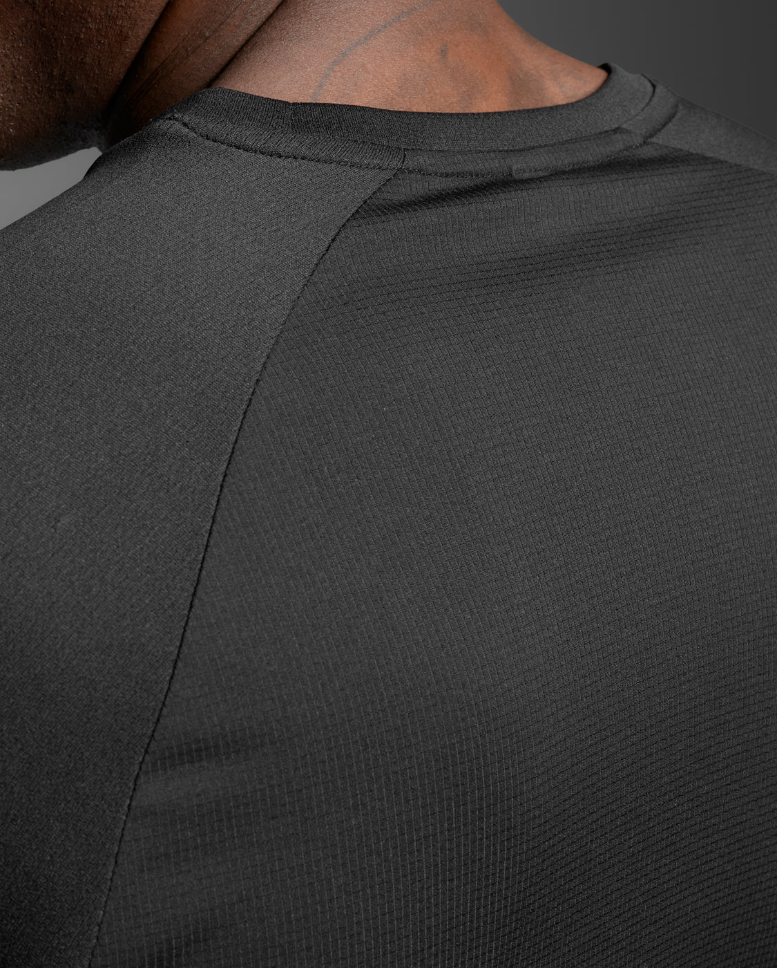 2xu-aero-long-sleeve-laufshirt-schwarz-silver-reflective image 8