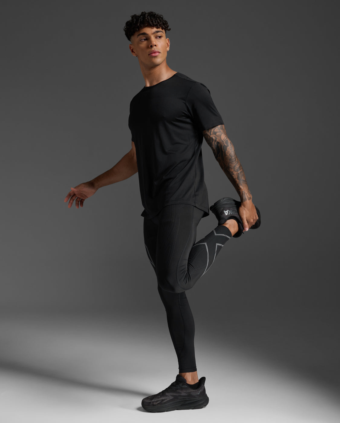 2xu-light-speed-tech-tee-laufshirt-schwarz image 6