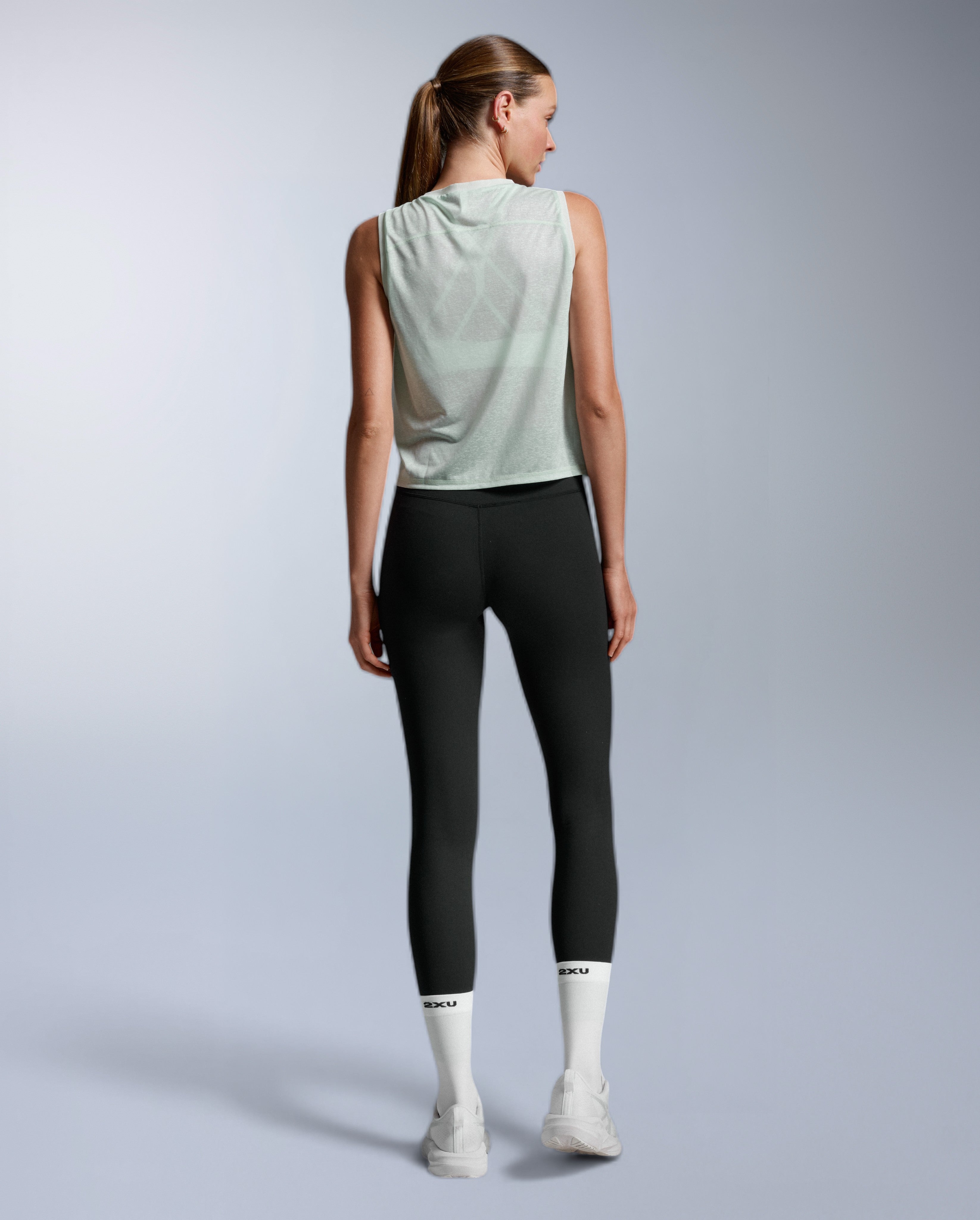 2xu-aero-relight-crop-tank-sporttop-seafoam image 5
