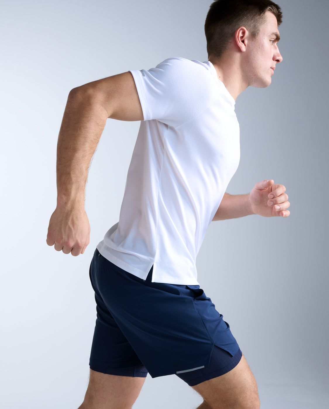 2xu-aero-tee-laufshirt-herren-white-silver-atmungsaktiv image 3