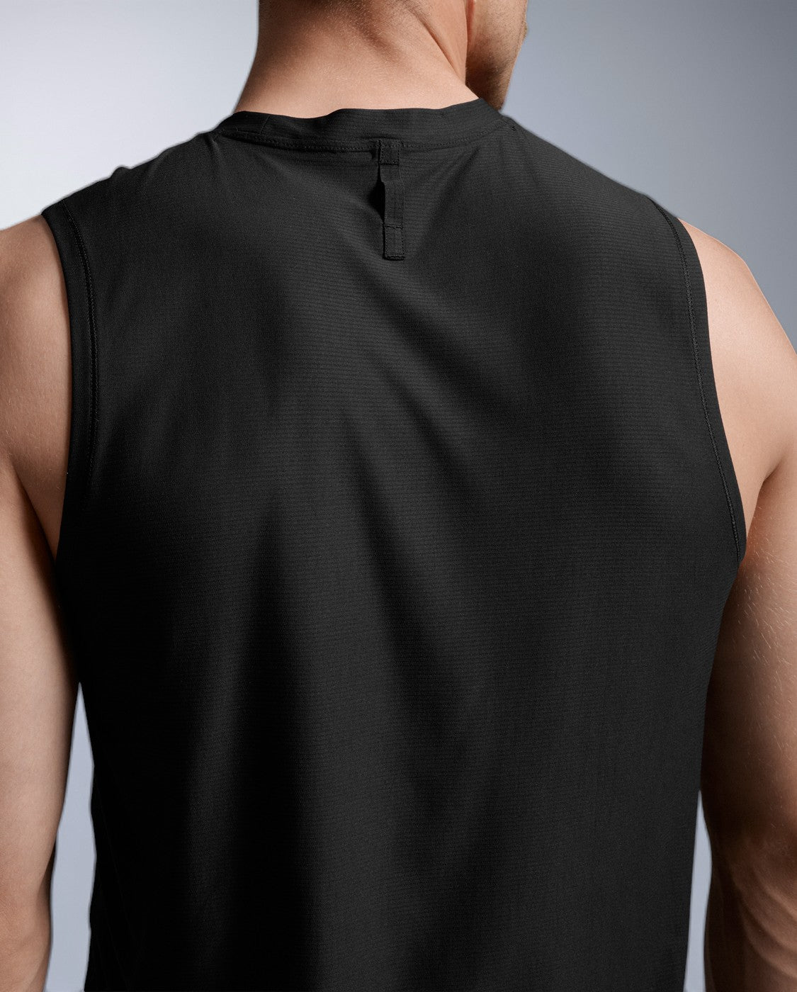 2xu-force-tech-tank-top-herren-schwarz-aermellos image 3