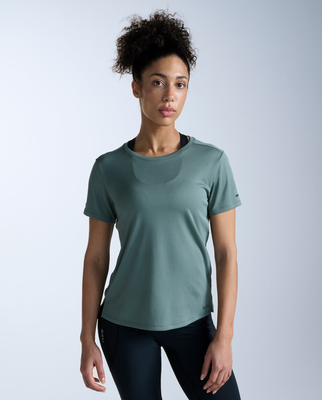 2xu-aero-tee-laufshirt-olive-leaf-damen-kurzarm-upf image 1