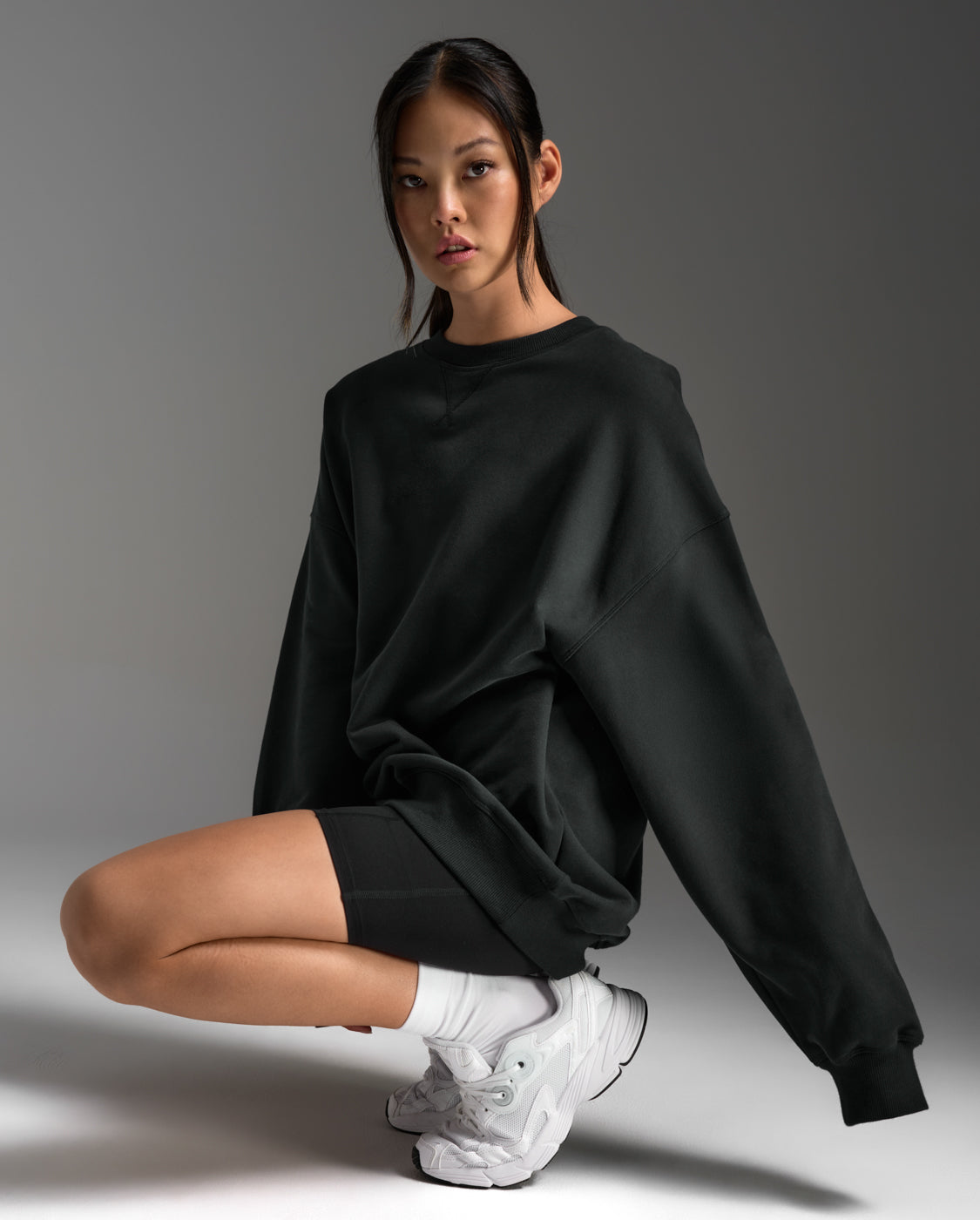 2xu-ez-oversized-organic-cotton-crew-sweatshirt-schwarz-bio image 4