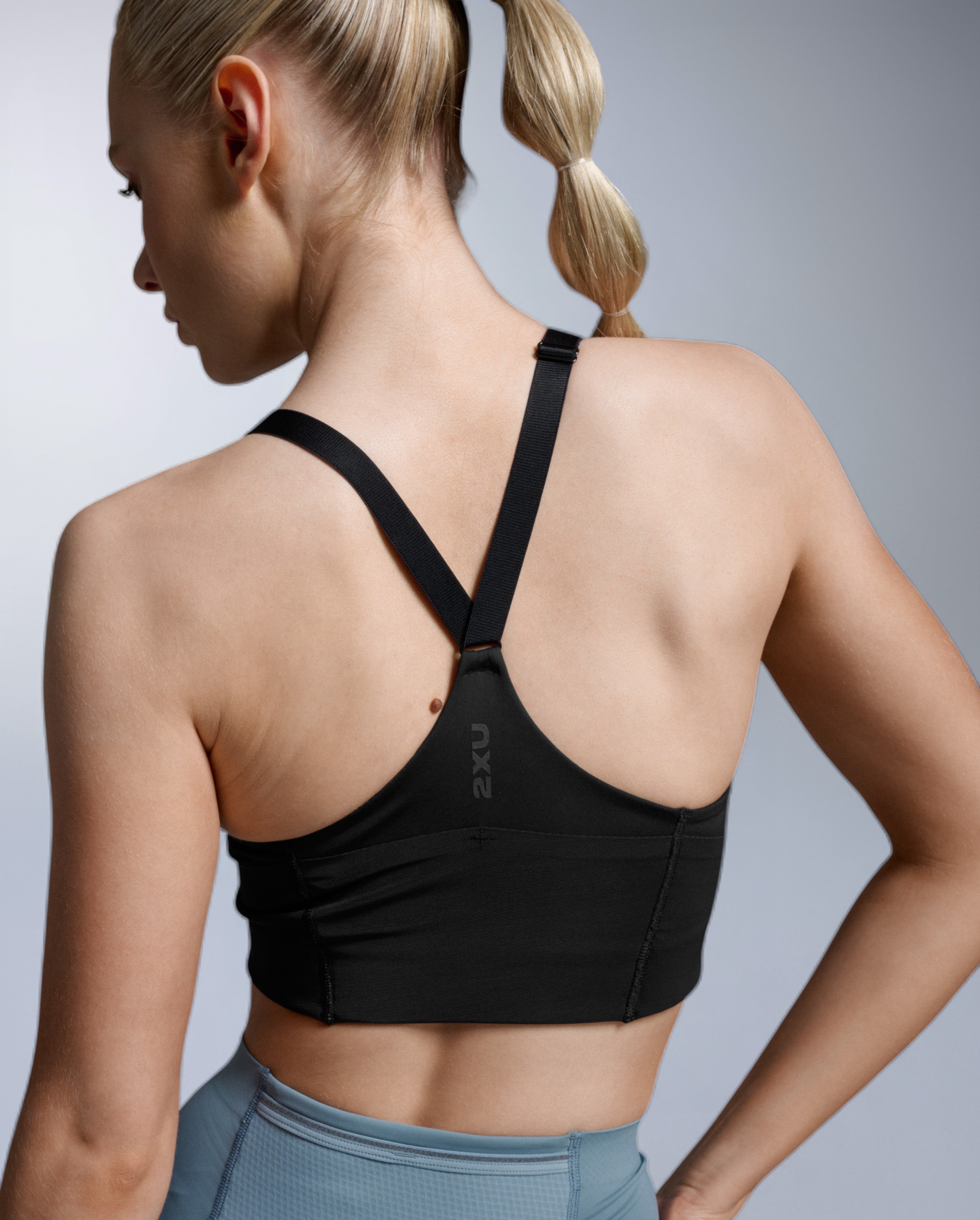 2xu-aero-trail-medium-impact-bra-sport-bh-damen-schwarz image 2