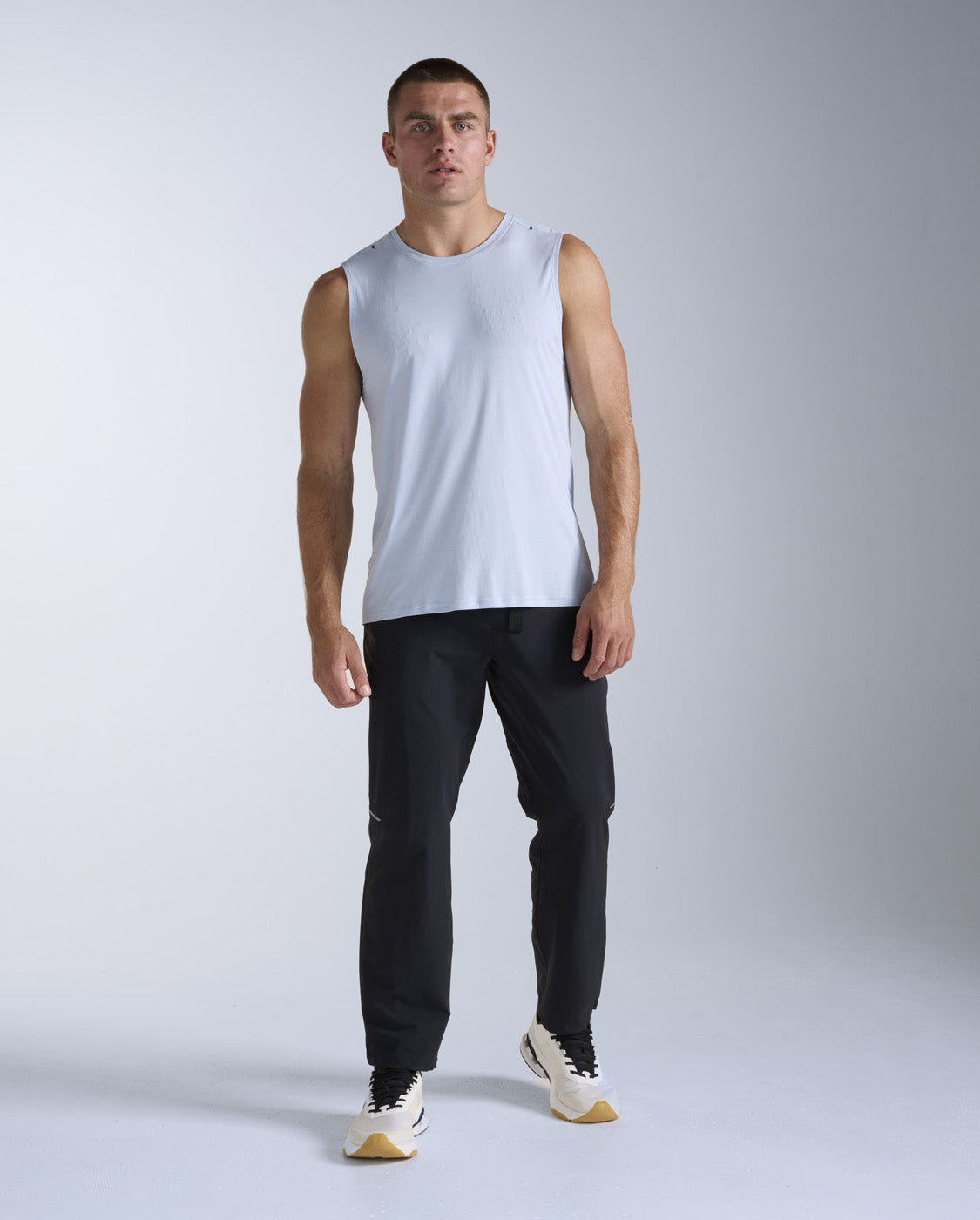 2xu-aero-trail-tank-bay-rmelloses-lauftop-herren image 3