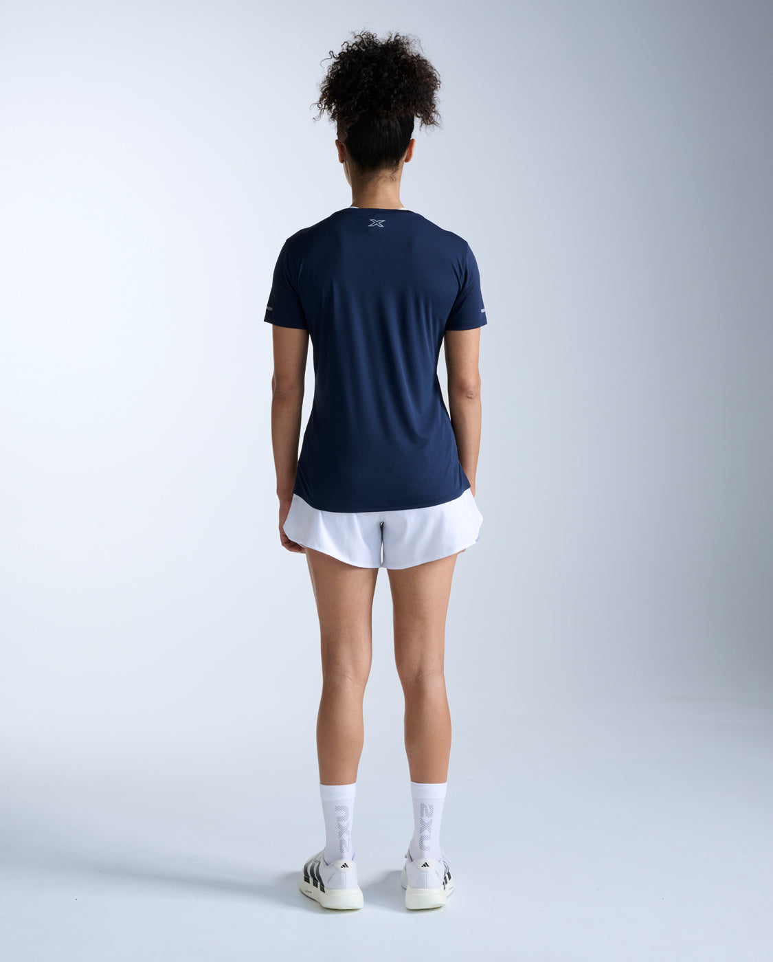 2xu-aero-tee-midnight-kurzarm-laufshirt-damen-mesh image 7