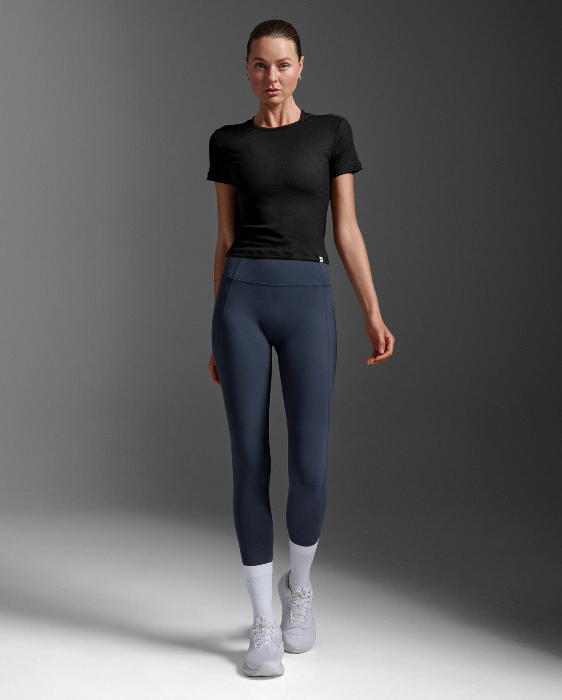 2xu-fluid-modal-ribbed-crop-tee-t-shirt-black-white-damen image 6