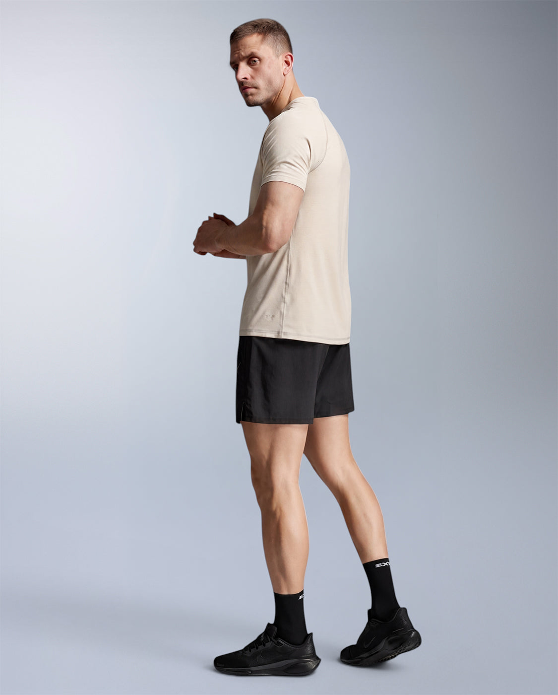 2xu-force-tech-tee-trainingsshirt-herren-chalk image 4