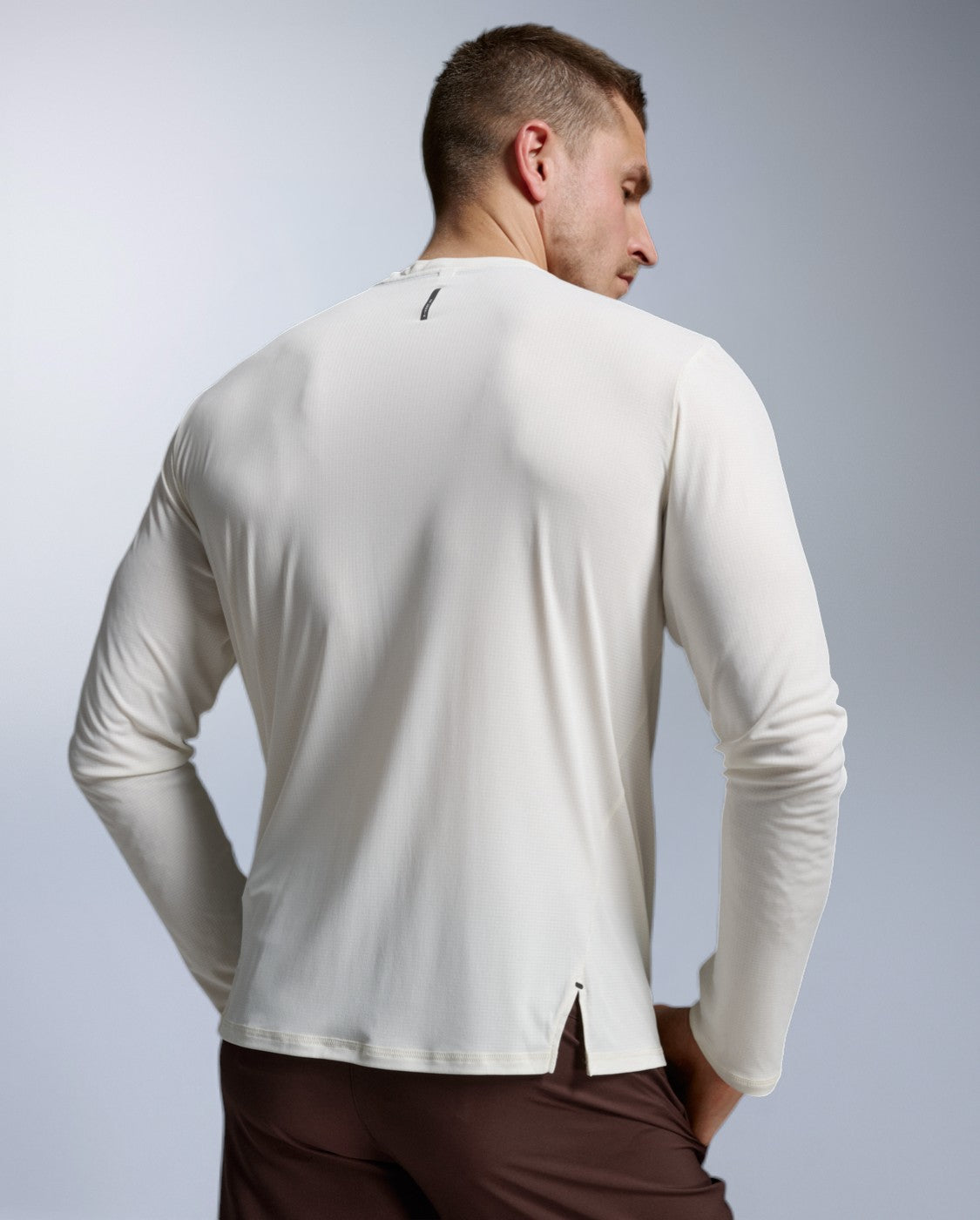 2xu-aero-trail-longsleeve-chalk-laufshirt-herren-uv image 6