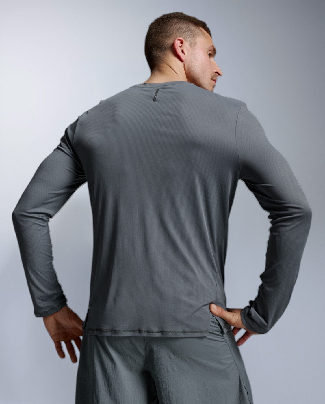 2xu-aero-trail-long-sleeve-turbulence-herren-uv image 7