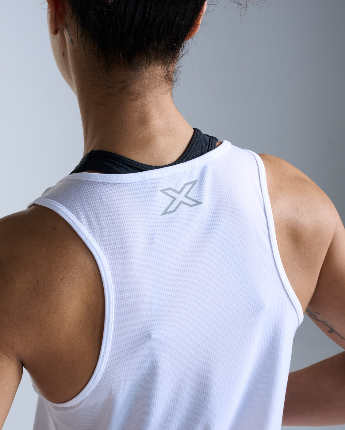 2xu-aero-singlet-top-damen-white-silver-reflective image 4