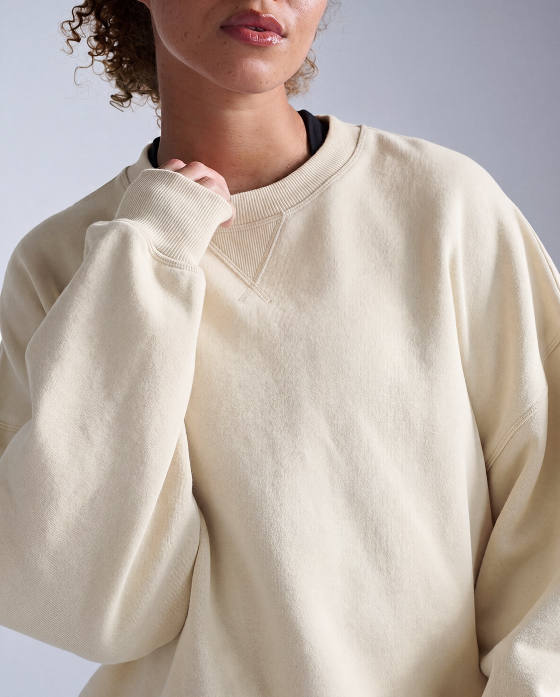 2xu-ez-oversized-organic-cotton-crew-sweatshirt-chalk-bio-baumwolle image 8