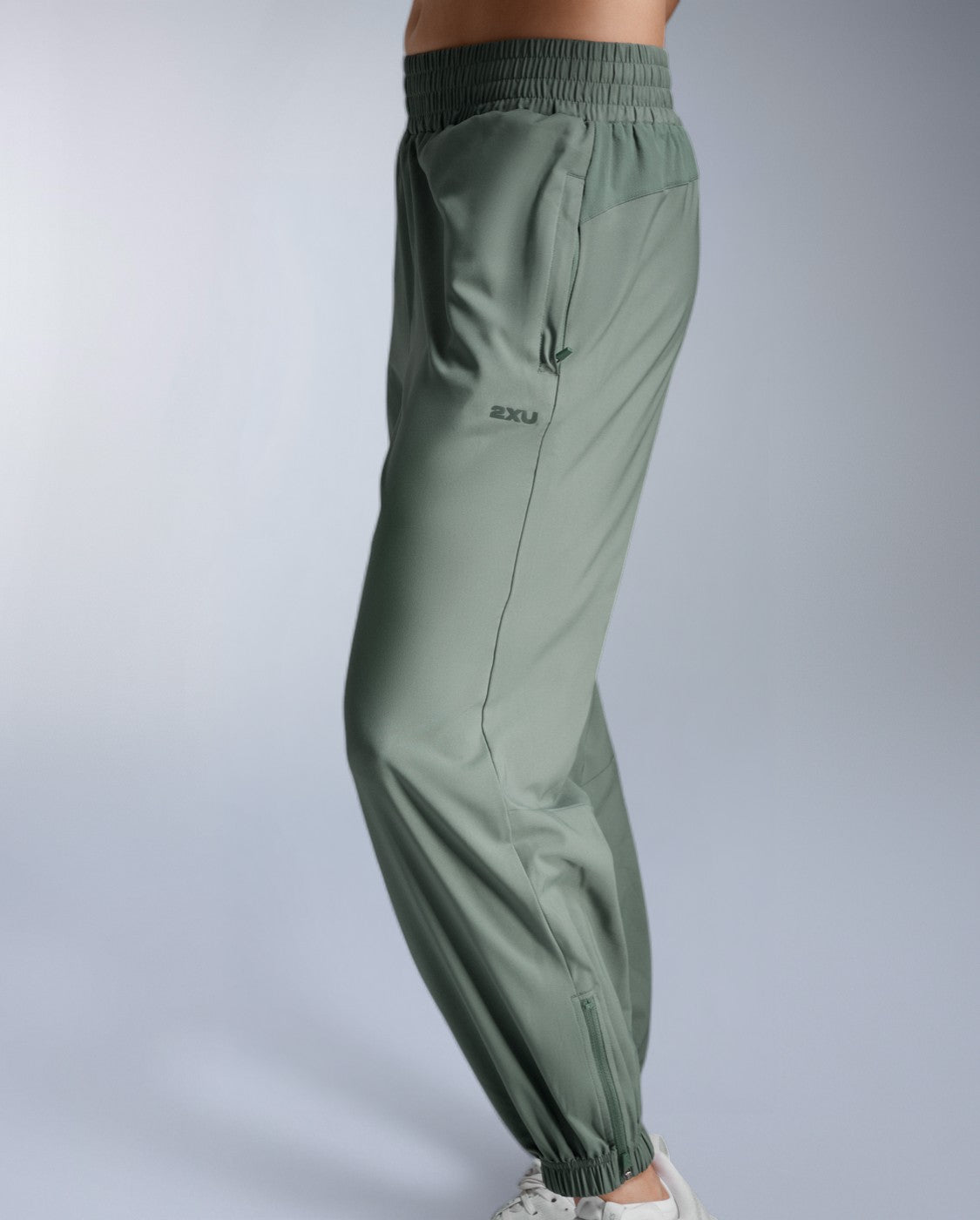 2xu-aero-hi-rise-woven-jogger-trainingshose-olive-leaf-damen image 2
