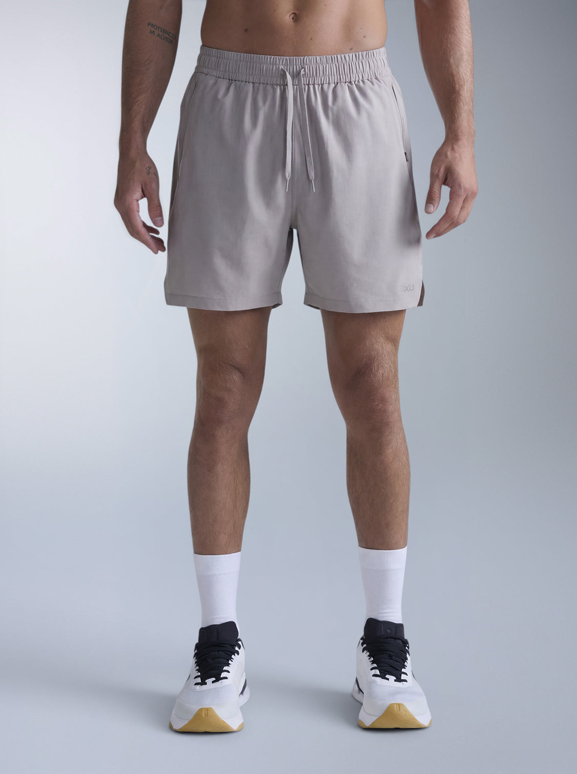 2xu-motion-5-inch-unlined-shorts-herren-carbon-kurz image 1