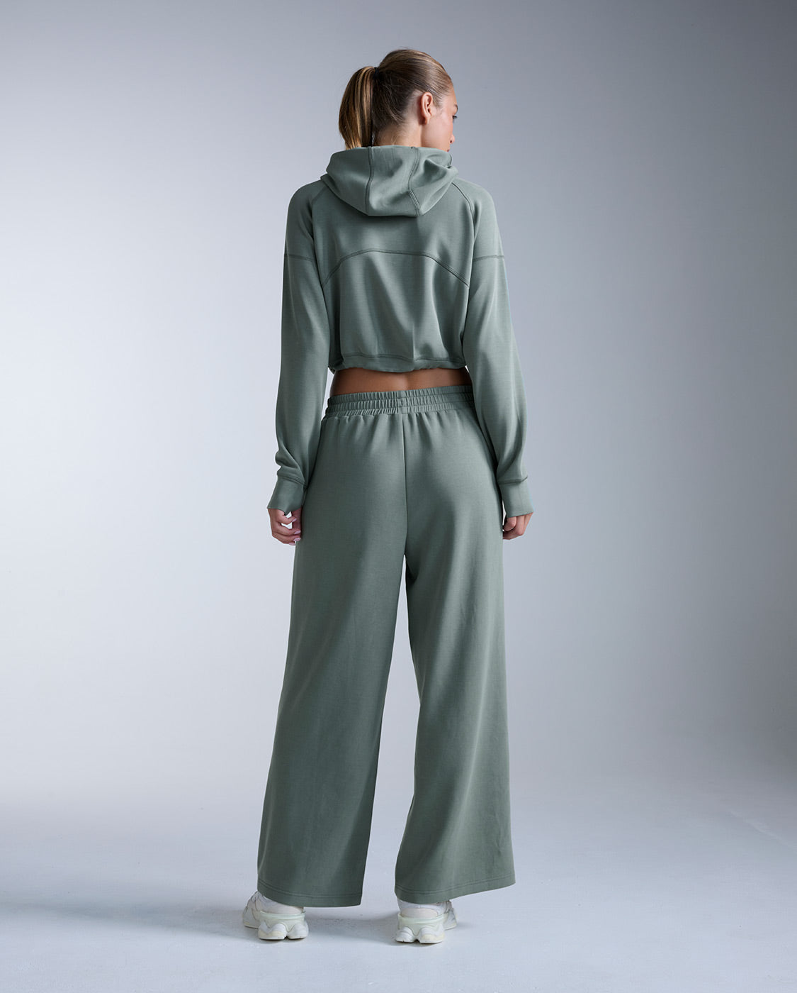 2xu-signature-wonderluxe-cropped-hoodie-fern image 8