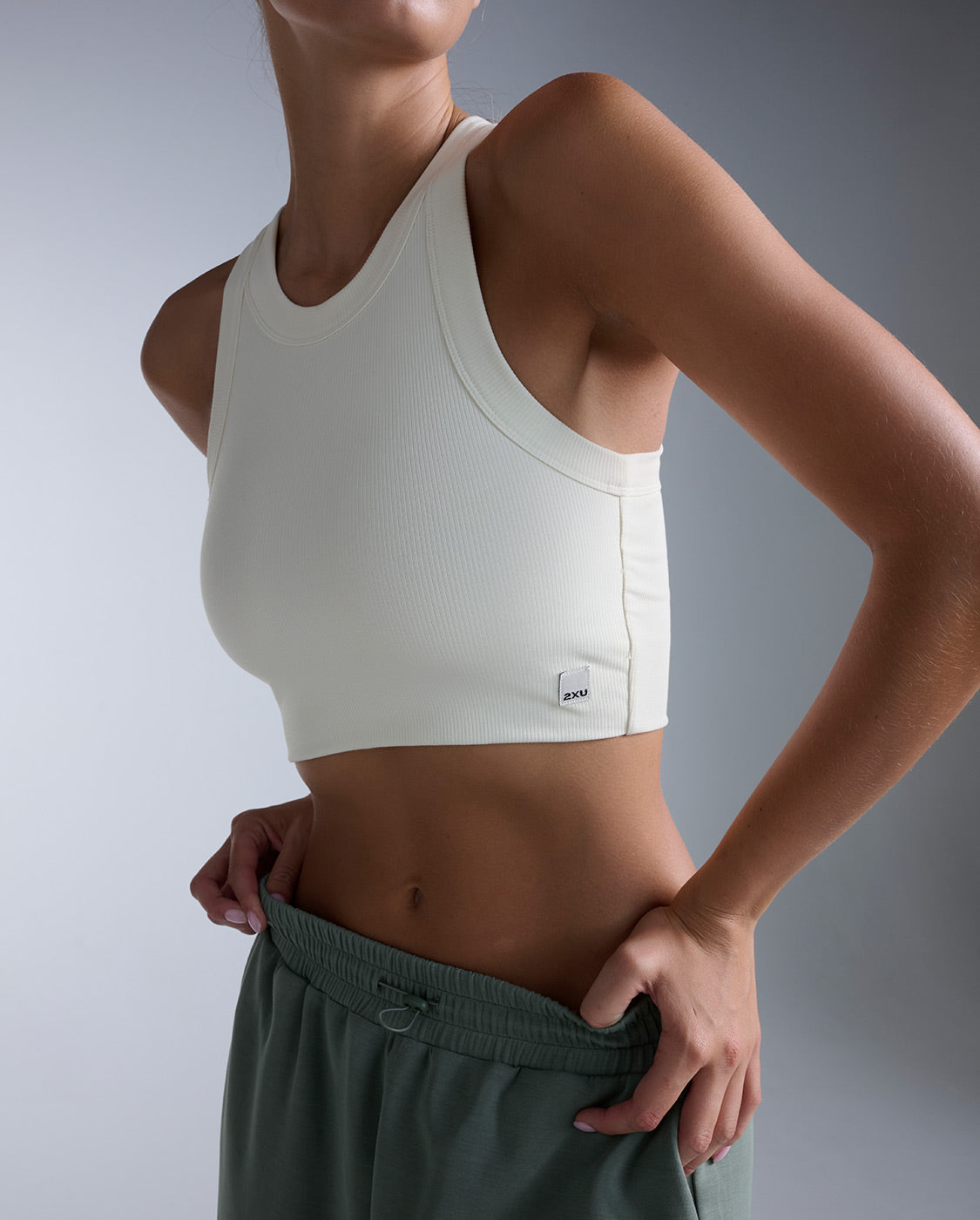 2xu-fluid-tencel-ribbed-crop-tank-top-chalk-damen image 2