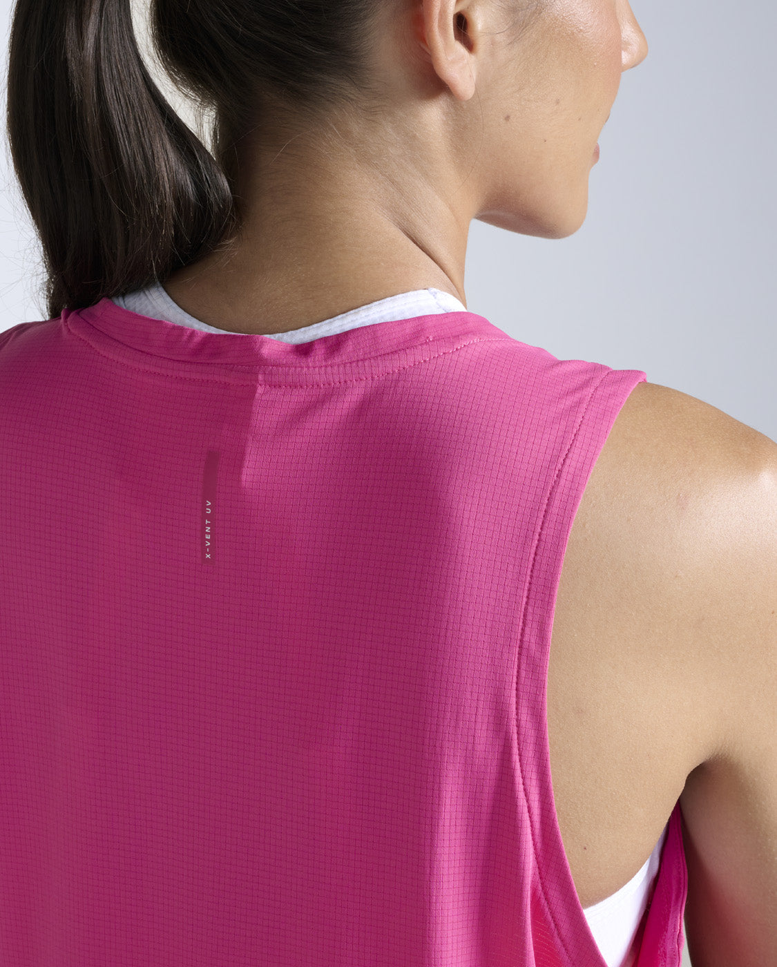 2xu-aero-trail-tank-lauftop-electric-rose-damen image 3
