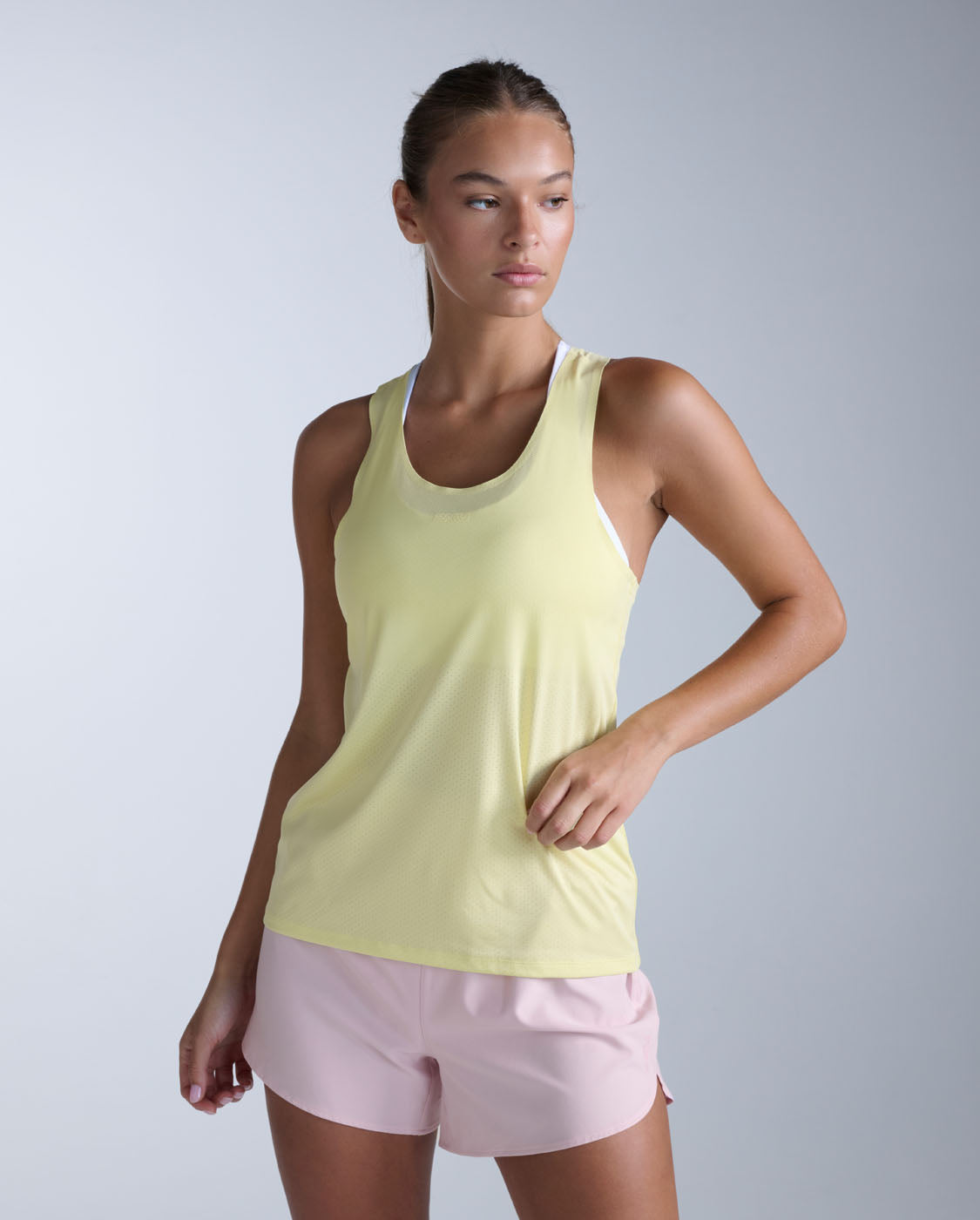 2xu-light-speed-tech-singlet-lauftop-lemon-ice-damen image 1