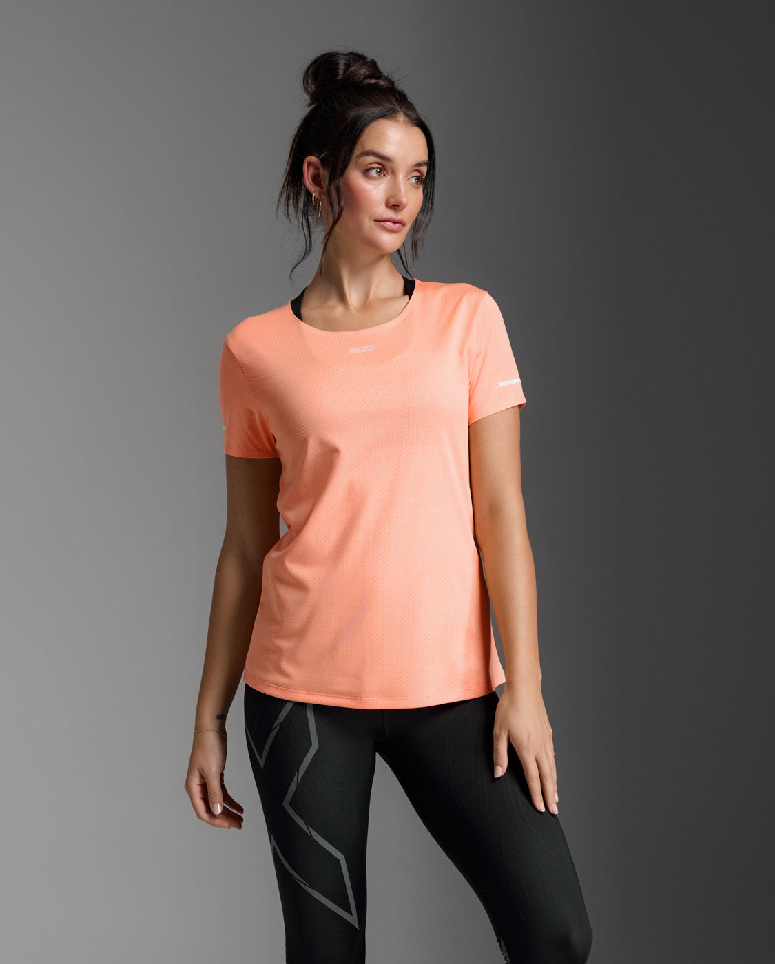 2xu-light-speed-tech-tee-peach-laufshirt-damen image 1