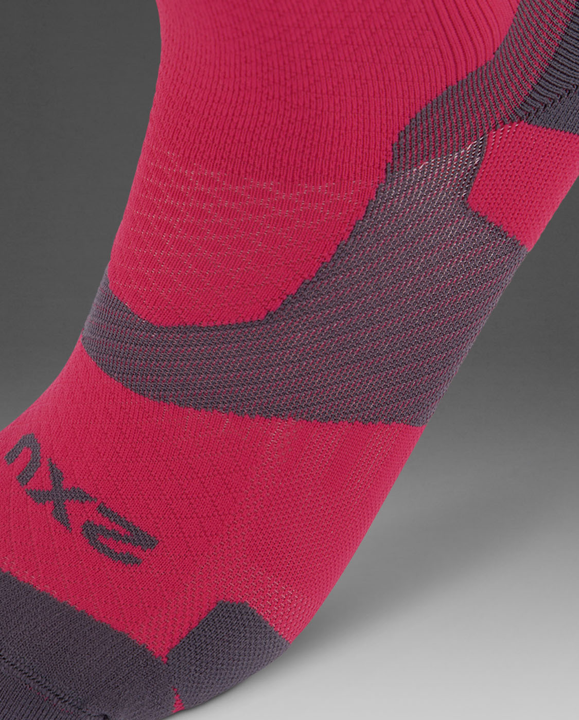 2xu-vectr-light-cushion-kompressionssocken-hot-pink-grey image 2