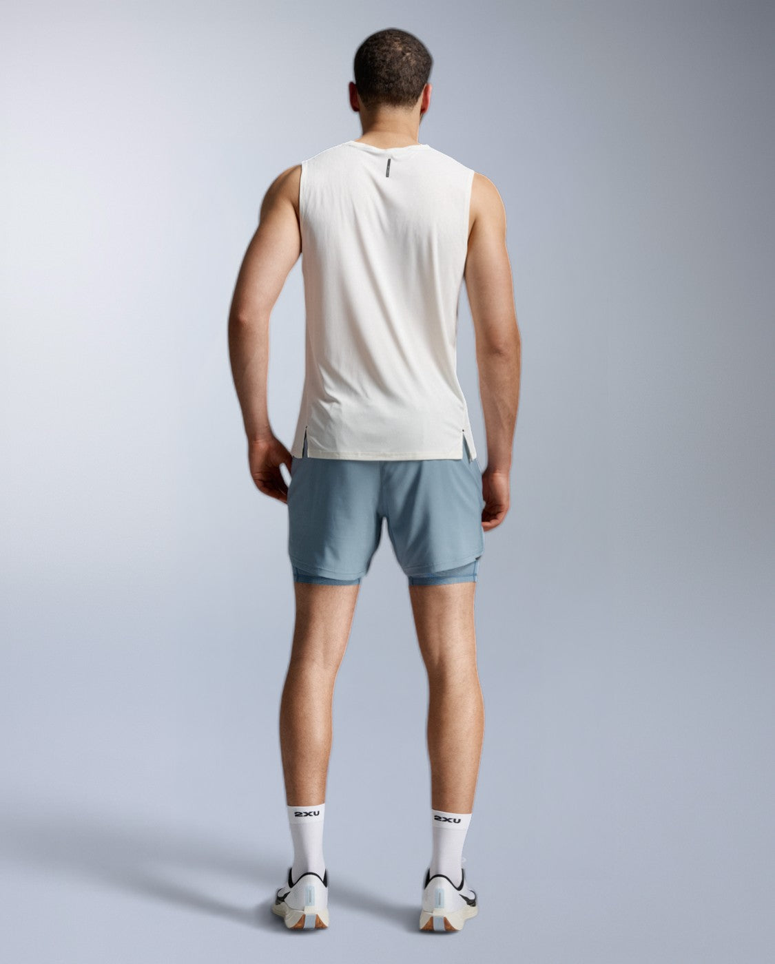 2xu-aero-trail-tank-top-herren-chalk-black-schnelltrocknend image 8