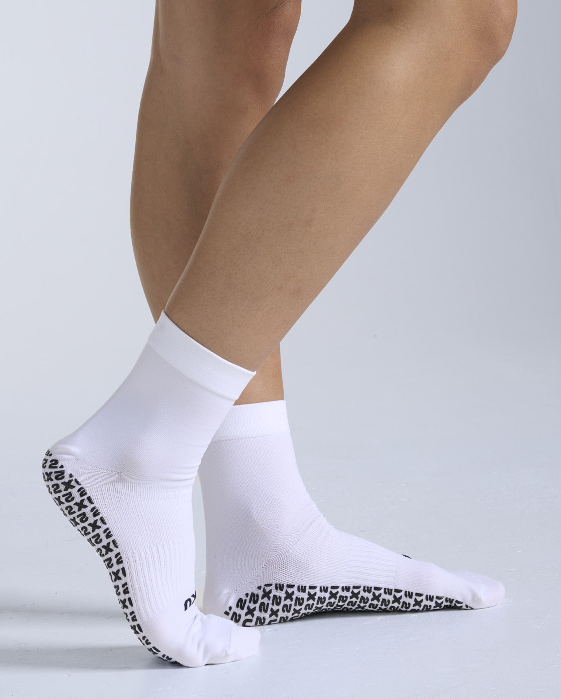 2xu-vectr-performance-crew-grip-socken-white-black-pilates image 1