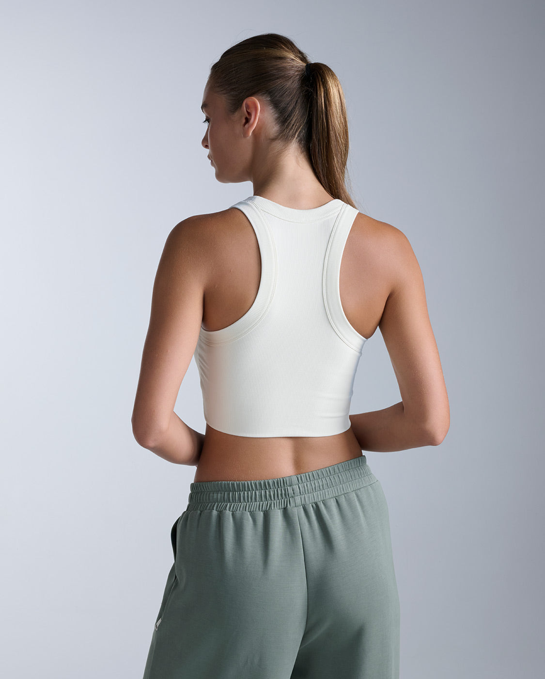2xu-fluid-tencel-ribbed-crop-tank-top-chalk-damen image 4