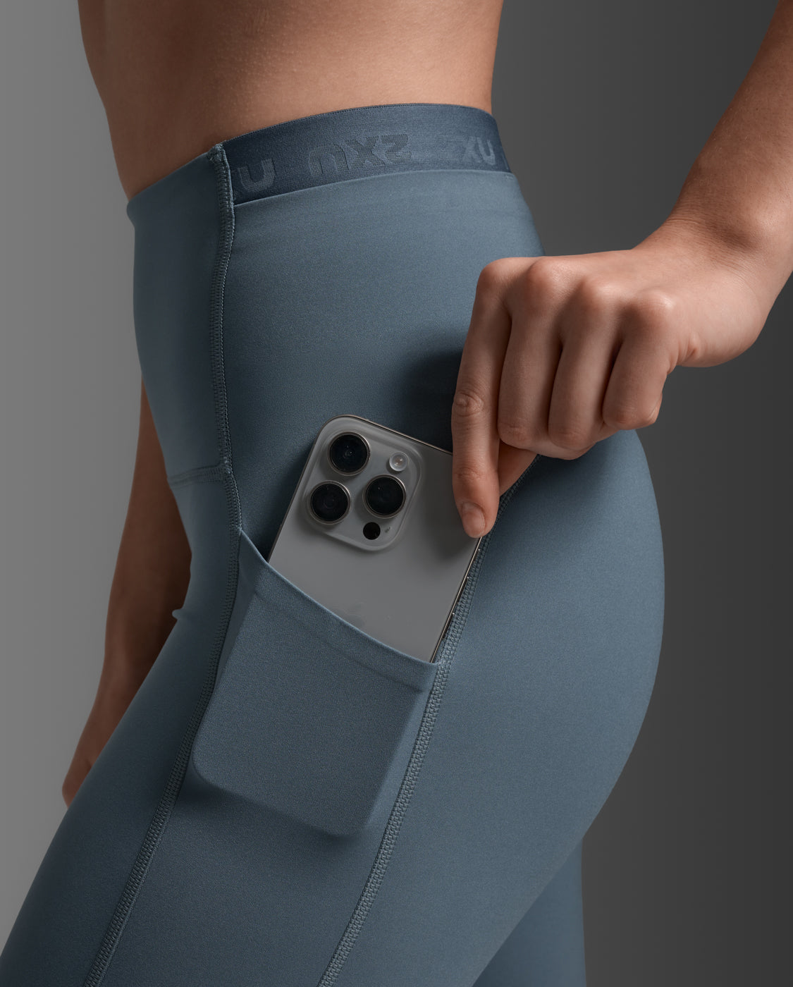 2xu-form-stash-hi-rise-7-8-tights-dark-sage-taschen image 7