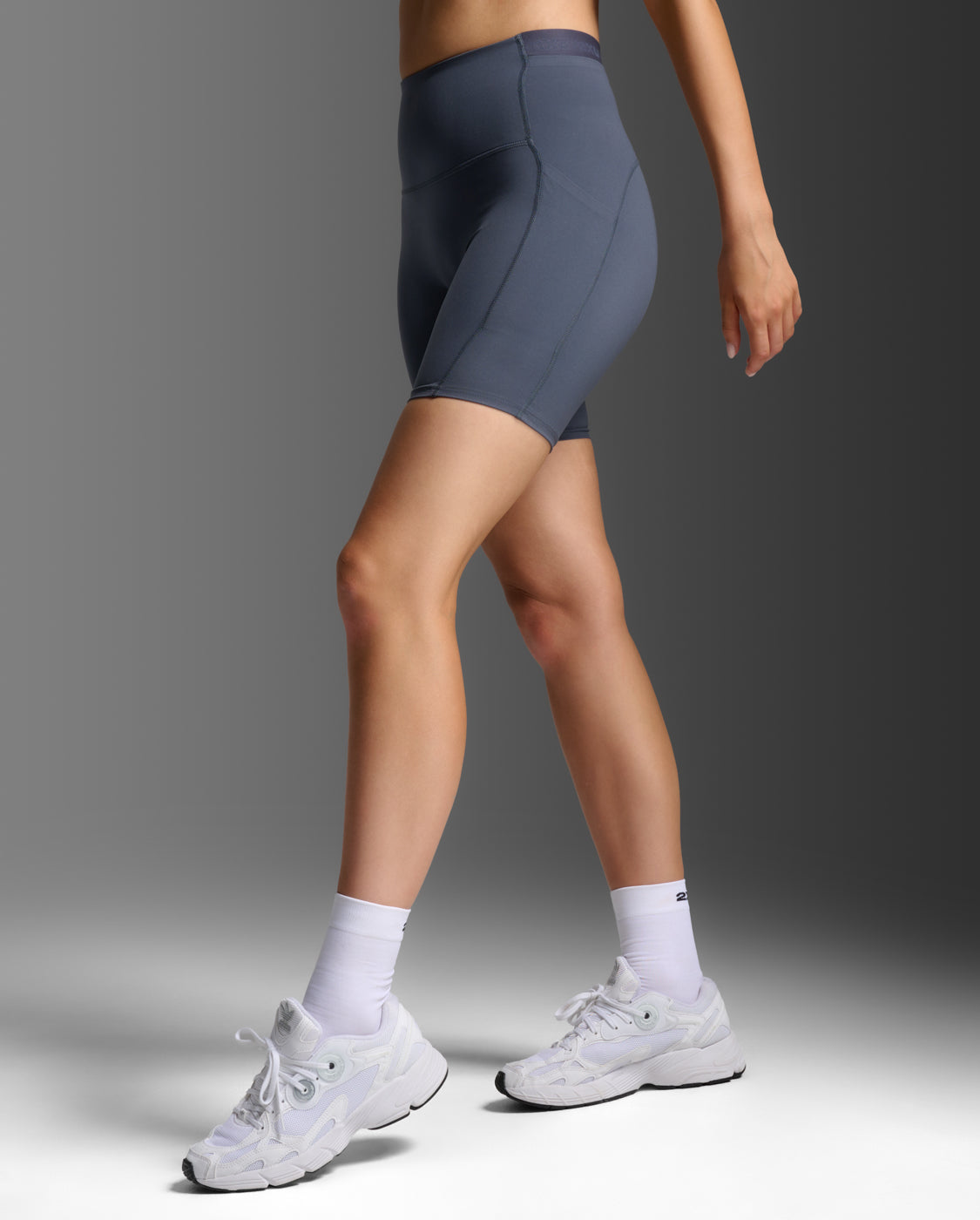 2xu-form-stash-hi-rise-6-kompressionsshorts-india-ink-mit-taschen image 5