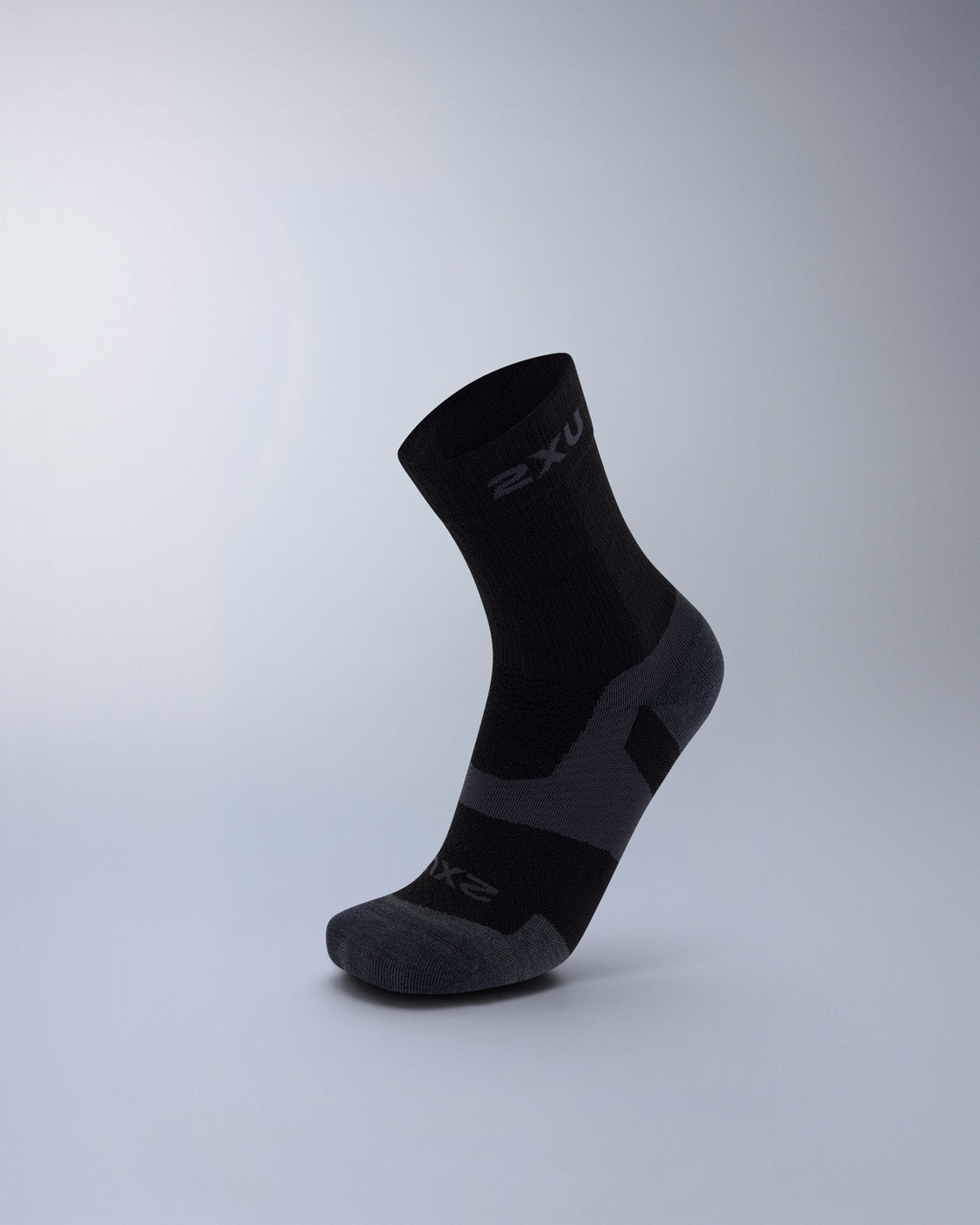 2xu-vectr-light-cushion-merino-crew-socken-black-titanium image 1