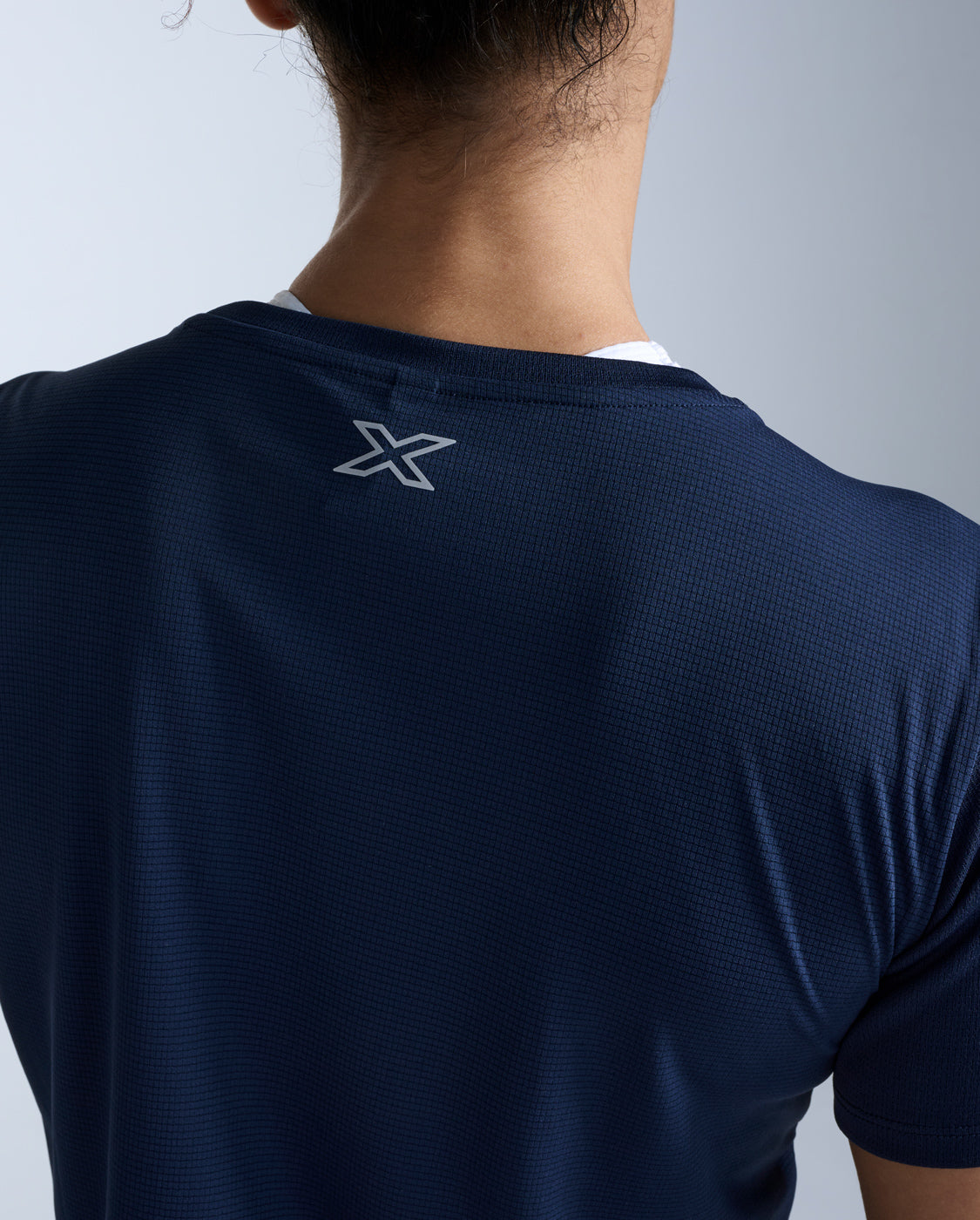 2xu-aero-tee-midnight-kurzarm-laufshirt-damen-mesh image 5