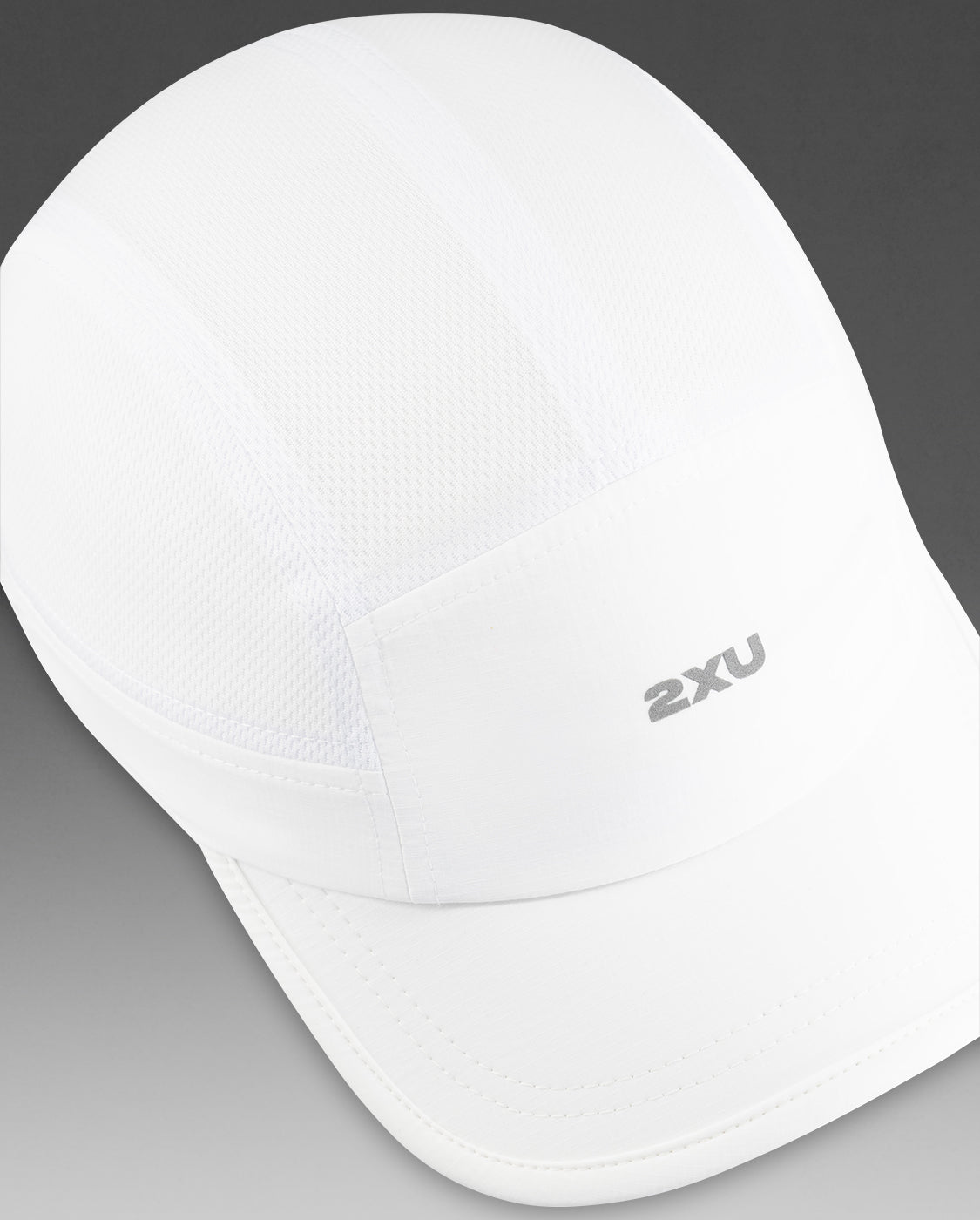 2xu-light-speed-small-cap-laufcap-wei-silber image 5
