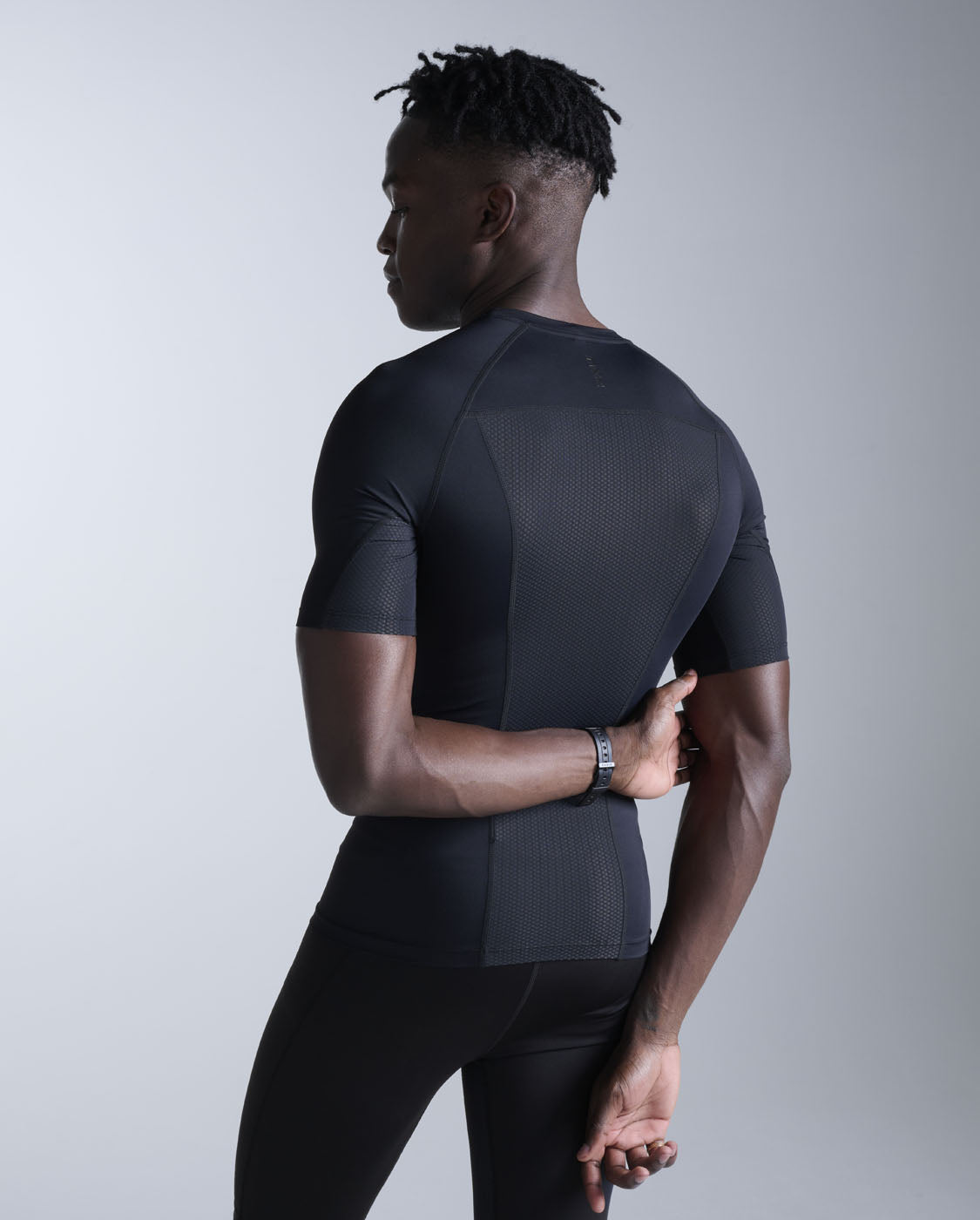 2xu-core-compression-short-sleeve-shirt-herren-schwarz image 2