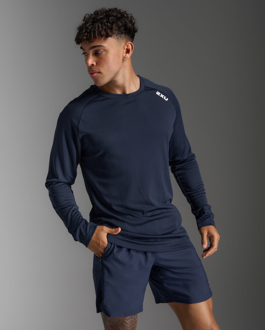 2xu-motion-aspire-langarmshirt-herren-midnight-white image 2