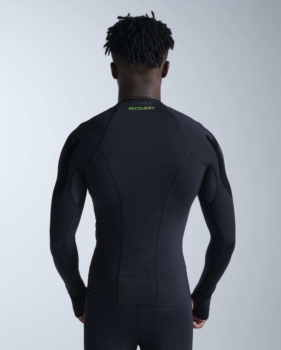 2xu-recovery-kompressionsshirt-herren-schwarz-fir-fest image 3