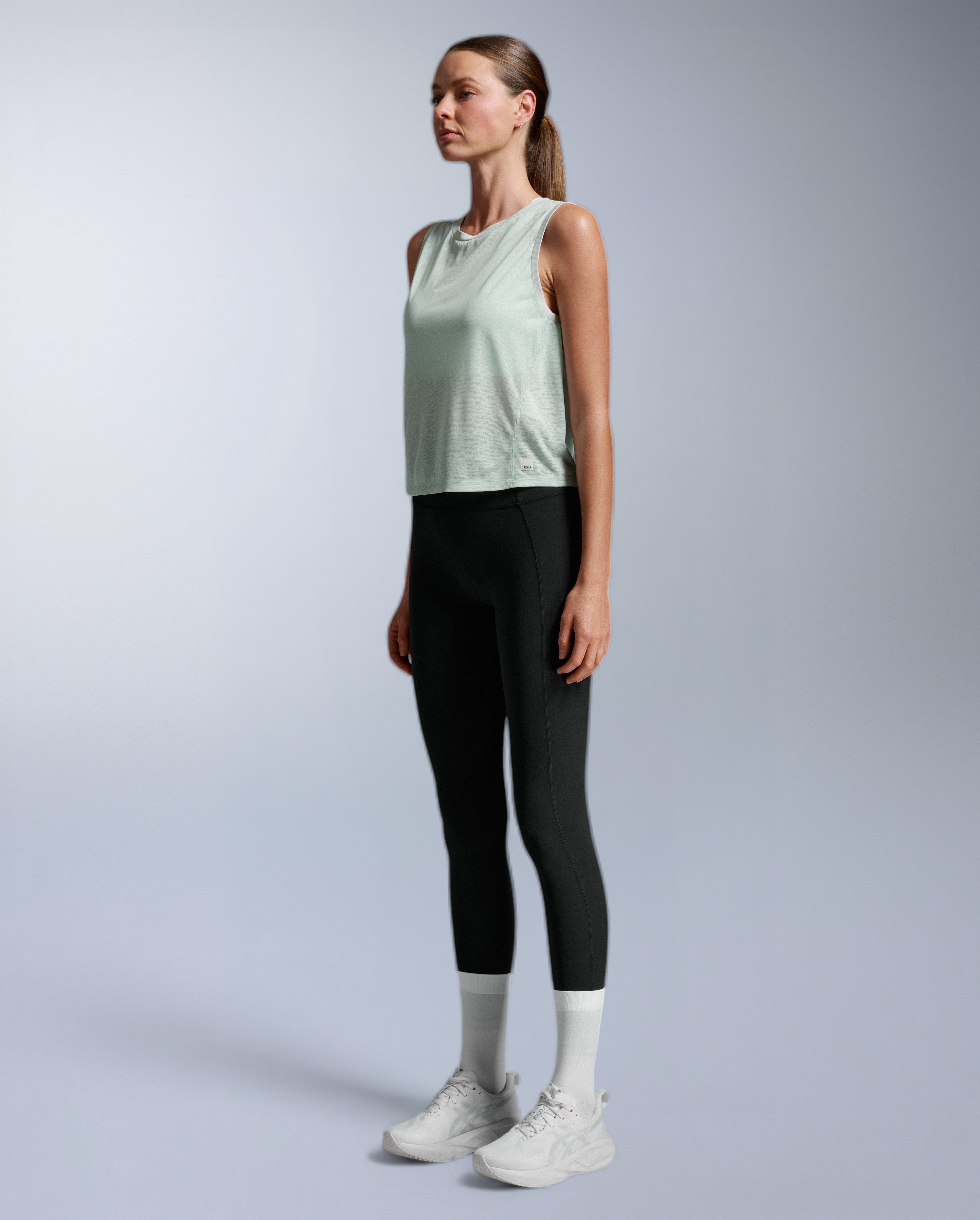 2xu-aero-relight-crop-tank-sporttop-seafoam image 4