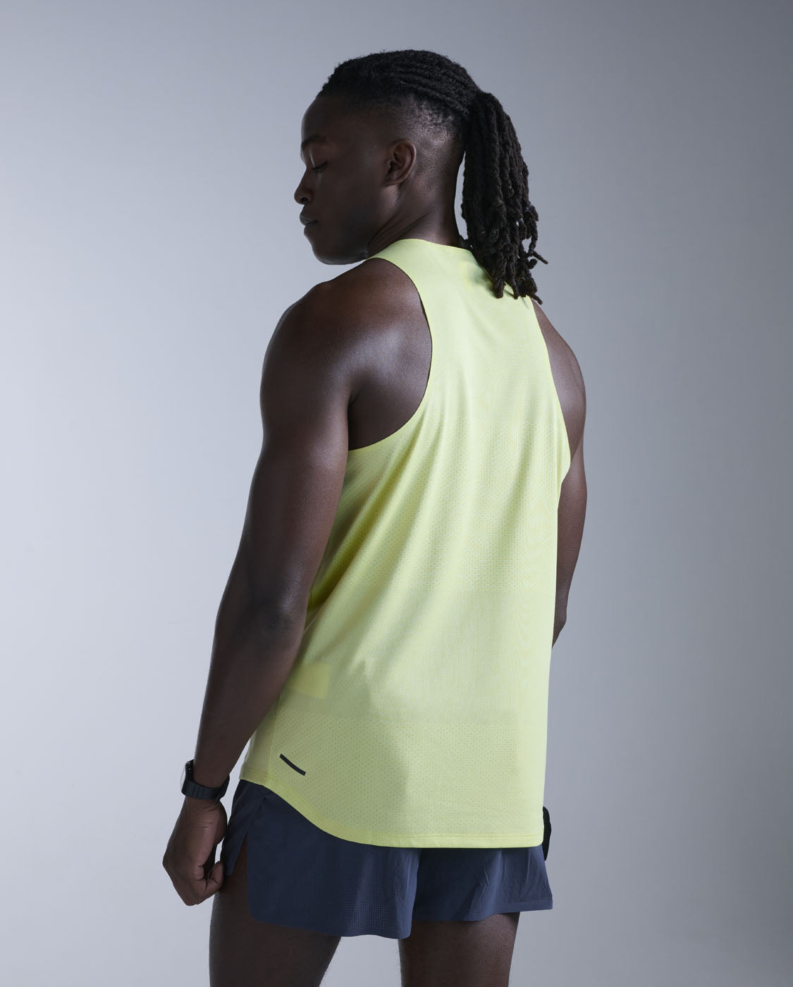2xu-light-speed-tech-singlet-herren-cool-matcha image 3