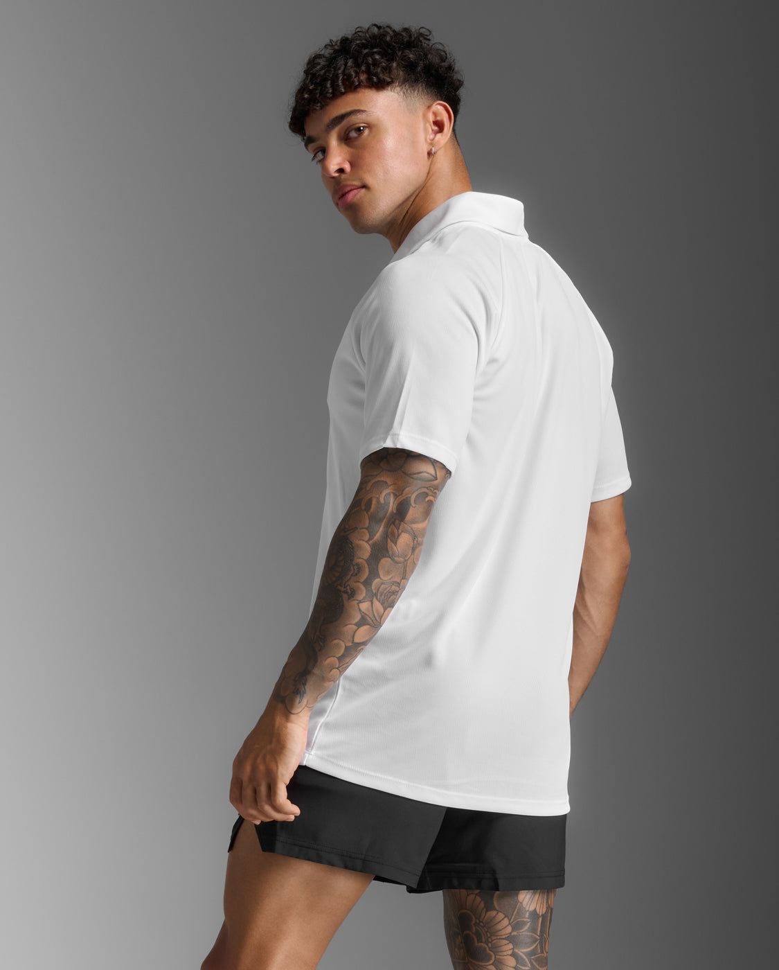 2xu-motion-aspire-polo-poloshirt-wei-schwarz-herren image 3