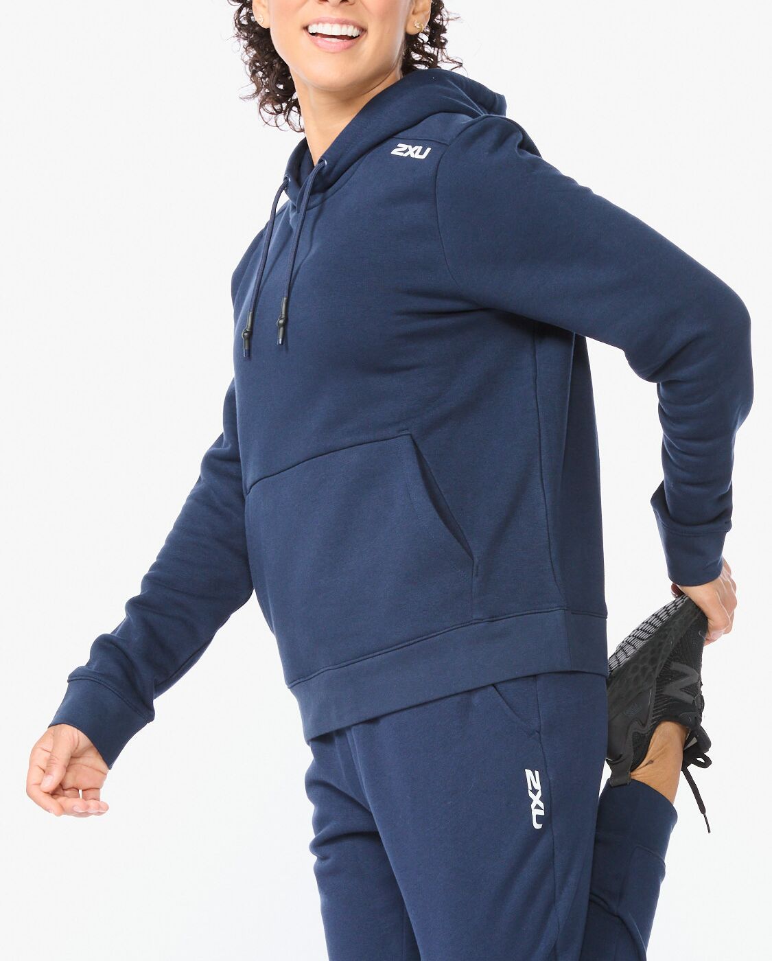2xu-motion-aspire-pullover-hoodie-damen-midnight-fleece image 2