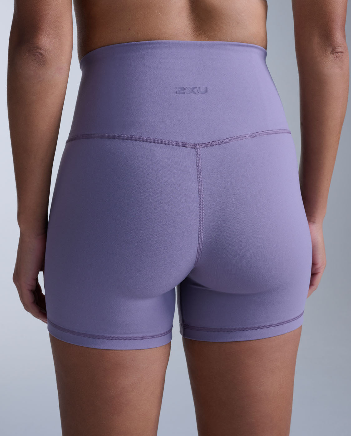 2xu-fluid-hi-rise-5-shorts-dusted-grape-high-waist image 4