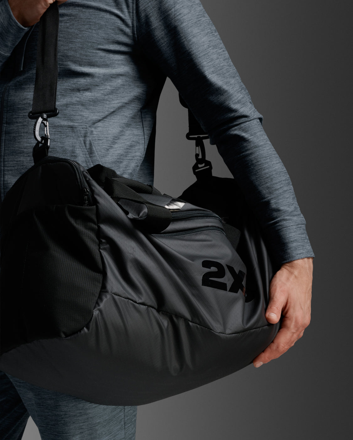 2xu-swim-race-gym-bag-sporttasche-60l-schwarz image 3