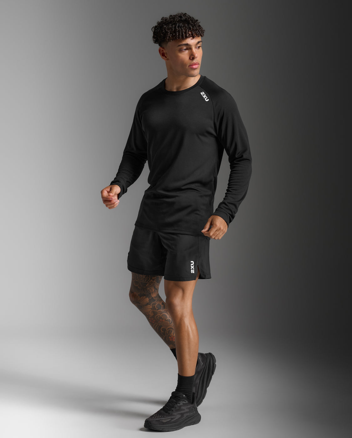 2xu-motion-aspire-long-sleeve-herren-black-white-shirt image 4