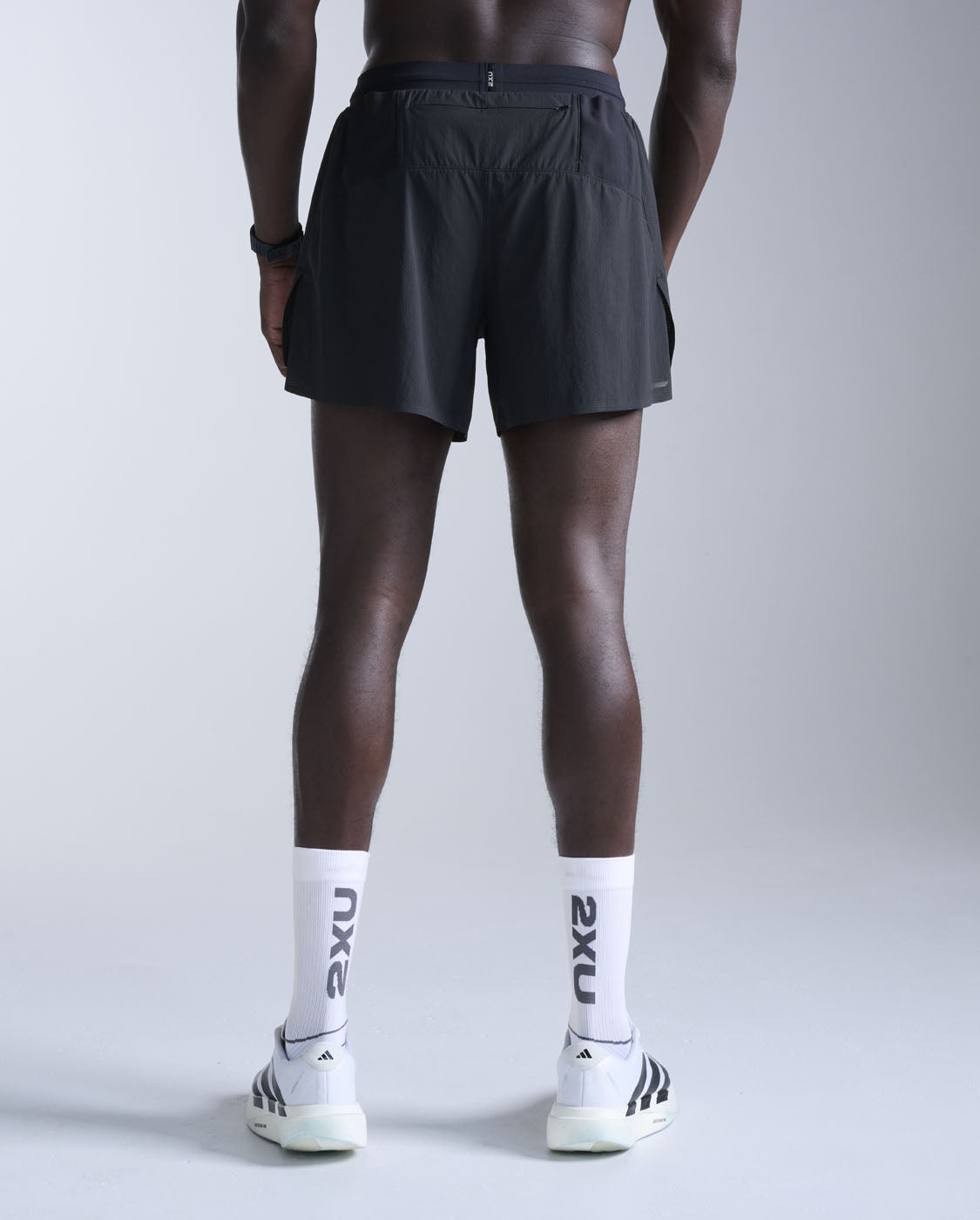 2xu-light-speed-stash-5-shorts-laufshorts-schwarz-5-inch image 3