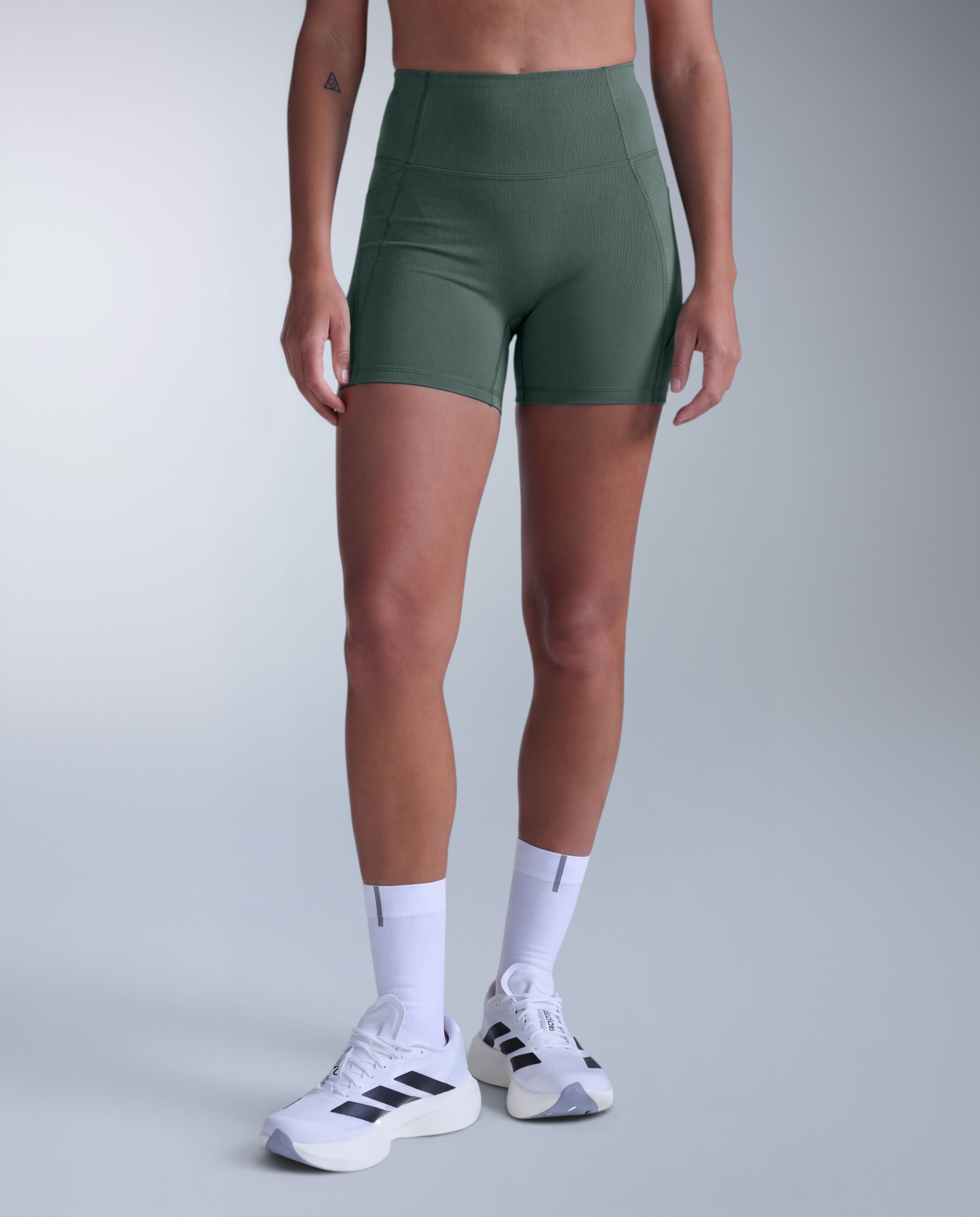 2xu-aero-mesh-hi-rise-4-inch-shorts-damen-olive-high-waist image 1