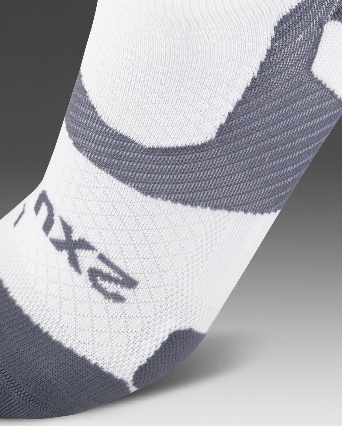 2xu-vectr-light-cushion-no-show-socks-white-grey-unisex image 3