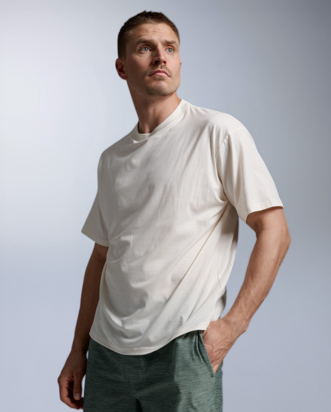 2xu-motion-oversized-tencel-tee-t-shirt-herren-chalk image 1