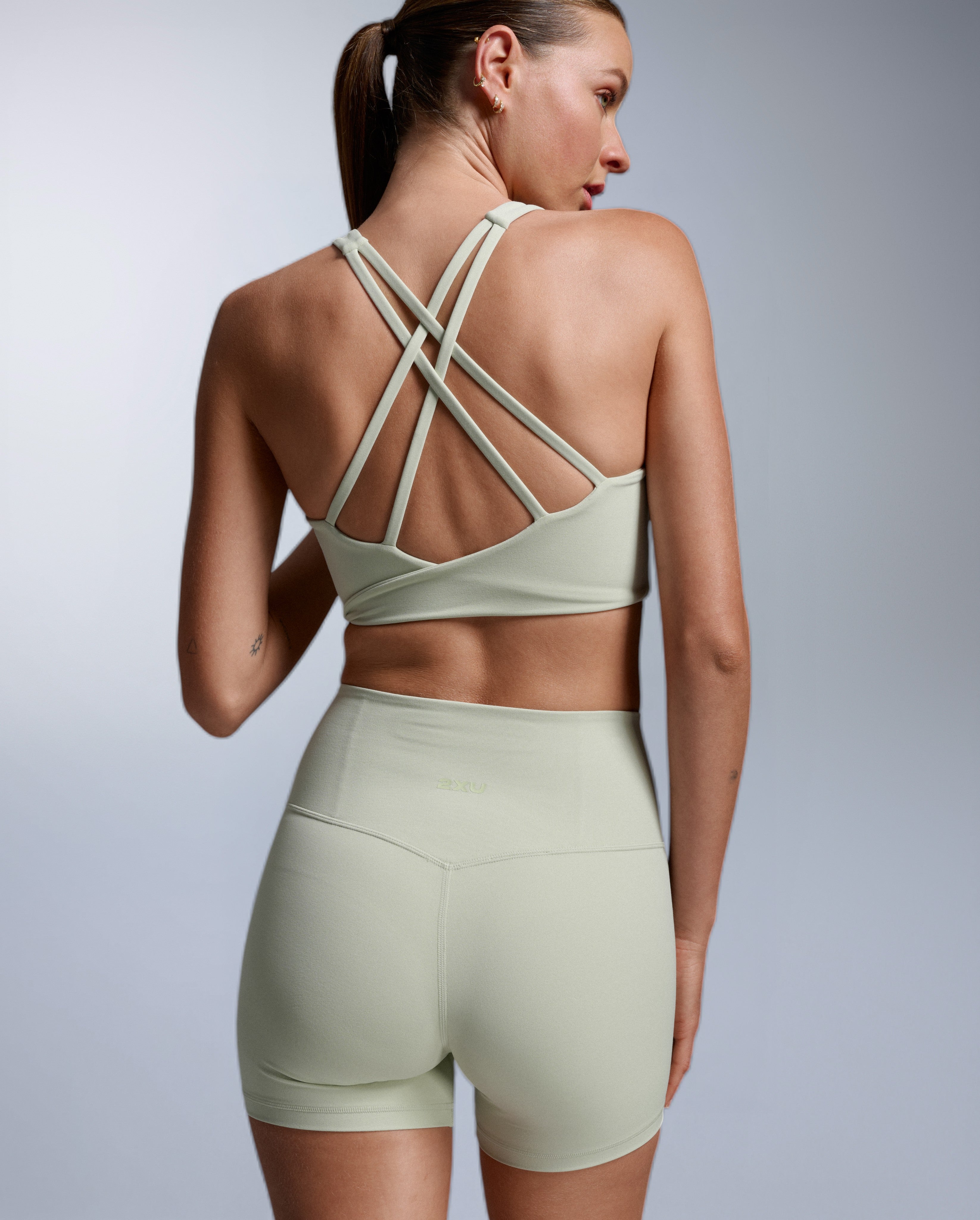 2xu-fluid-twist-back-sport-bh-seafoam-low-impact image 2