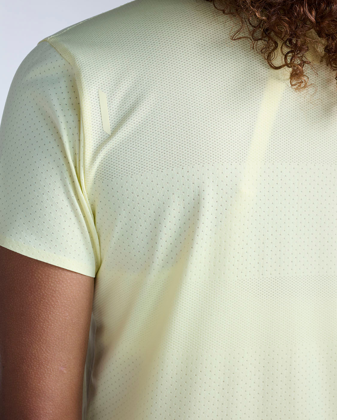 2xu-light-speed-tech-tee-lemon-ice-laufshirt-damen image 4