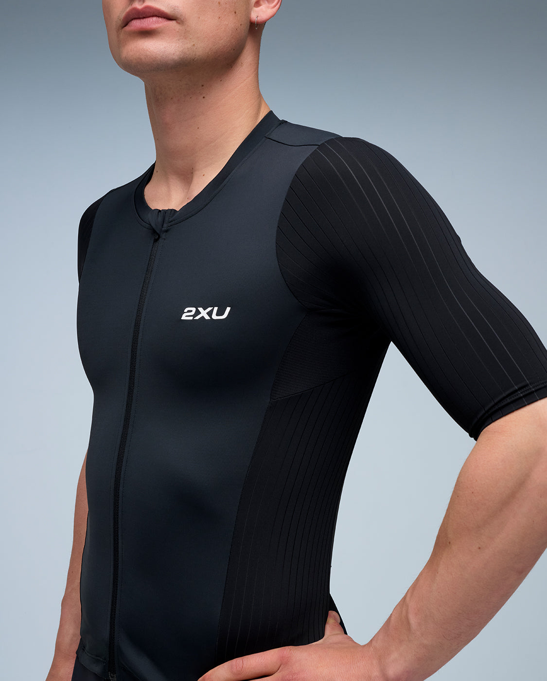 2xu-aero-tri-sleeved-top-triathlon-shirt-herren-schwarz image 2